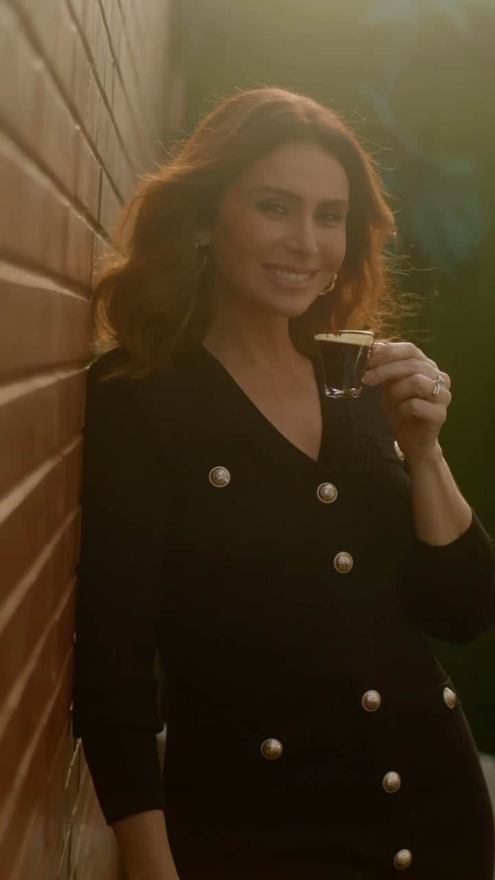 Giovanna Antonelliのインスタグラム：「Pausa no meu dia para aproveitar o lançamento de edição limitada de L’OR Cápsulas, Arábica Bourbon! Esse blend tem grãos 100% Arábica Bourbon, cultivados diretamente em Ruanda. Um café saboroso e refinado, com notas adocicadas de chocolate e caramelo, com um aroma vibrante. É uma experiência surpreendente e elegante, através de uma xícara de café para despertar seus sentidos! Me conta quem já experimentou?!  #ArábicaBourbonLOR @lorespressobrasil   COMPATÍVEL COM MÁQUINAS DE CAFÉ NESPRESSO ORIGINAL®️*  *Marca de um terceiro, não relacionado com a JACOBS DOUWE EGBERTS. Para uma lista detalhada de máquinas compatíveis, acesse www.cafelor.com.br」