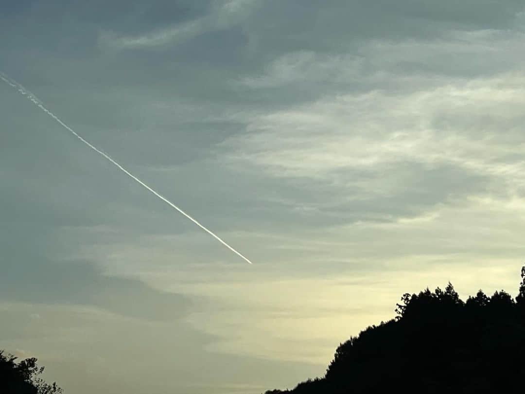 深沢邦之のインスタグラム：「美しい😍 飛行機曇❗️ そして なんか切ない😁 そんな感じが秋🧡 特に 何もしていないけれど 一日の終わりを感じ ちょっと 寂しくなったりして あぁ、オータム😁  なになに？！ この文章？！ って思った方 正解です👍 書いている僕も そう思いました😁 2枚目 いよいよ 車を停めて 歩き出し 山に向かいます #深沢邦之チャンネル  で検索して下さい(^^) まだまだ 薄暗いですが 滑り出し上々です👍 #深沢邦之 #深沢邦之チャンネル #登山 #日本百名山 #燕岳 #燕山荘 #北アルプス #表銀座ルート #剣道 #剣道五段 #リバ剣 #出稽古  　　ふかふかチャオ」