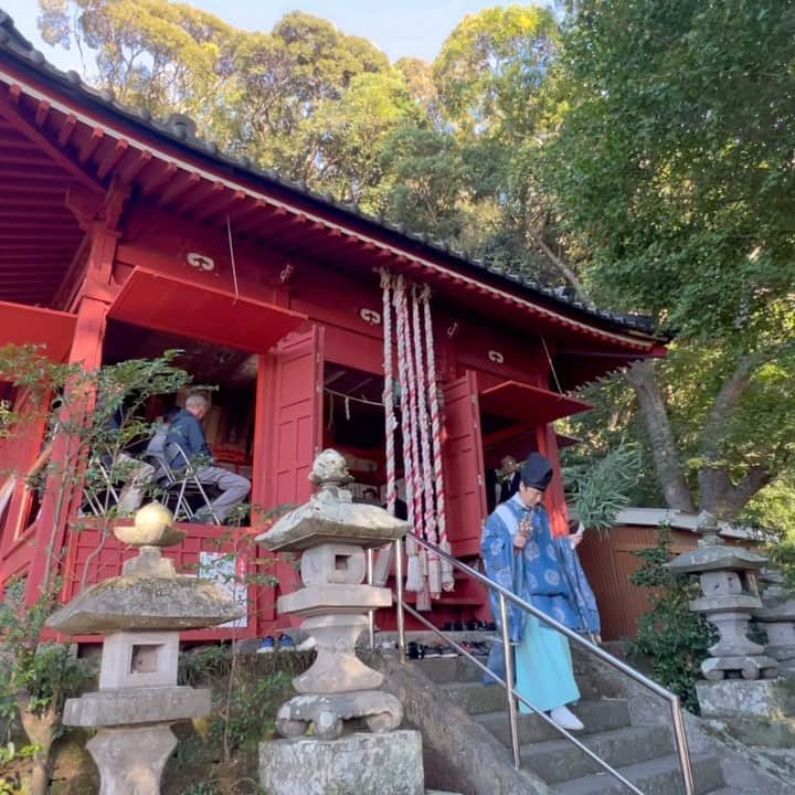 高松いくのインスタグラム：「. . ⚠️撮影の許可を頂いております⚠️  【白髭神社・秋の祭禮（権現様）】 　所在地：三浦市三崎町小網代 　開催日：10月24日 　時　間：午後2時から 　カテゴリ：例祭（秋季）  毎年、SUPツアーをさせて頂く小網代の森🌳の神様の お祭りでした。 初めての参加でまさかこんなに❗️ 清めて頂けるなんて知らず とてもドキドキワクワクしたお祭りでした。  小網代湾奥の鎮守の森も、 年に3回ばかりは集落の人々が参加され 交流させて頂ける事ができました🥺 地元の方だけでなく、参加できるそうです😍  祭礼内容はいわゆる『湯花神楽』と呼ばれているもので、 境内のお釜で湯を炊き（湯立）、 そのお湯に御幣や笹などを浸したのち、 しずくを振り撒きながら祓い清めたり、 舞いを披露したりするというもの。 秋の豊穣感謝と共に、 病苦や災難などの祓除の意味も込められているのですね。 この湯花神楽は、鶴岡八幡宮を祖とする「鎌倉神楽」と似ている部分も多く見受けられるとか...⛩️  白髭神社では最後に『笹舞：ささまい』で締められています  笹舞とは、 笹の葉を束にしたものを煮えたぎる釜の湯に浸し、 そのしずくを参列者の頭上に降り掛けるという祓除の一種(　ﾟдﾟ) 職掌がお釜の湯に浸した笹の葉を取り出すと、 参列者は一様に頭を低く下げ、 飛沫をその身に受けて無病息災を祈ります。  なんと貴重なお祭りに ご参加させて頂いたのでしょう！！！  今度のお祭りの日に YOGAとSUPのイベントを企画し、 皆様にも こんな素敵なお祭りに参加して頂きたい😍‼️  一緒にいかがですか？？✨  #三浦半島 #小網代 #三崎口 #白髭神社  #小網代の森 #祭り #無病息災  #お祓い #清める  #祓除 #japan  #Japaneseculture #koajiro #Shinto #festival」