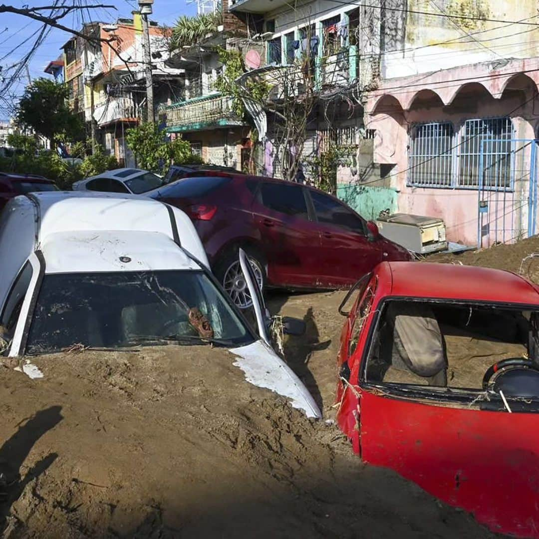 Primer Impactoさんのインスタグラム写真 - (Primer ImpactoInstagram)「🌀🇲🇽 Panorama desolador en Acapulco, México, tras el duro azote del huracán Otis.  Las autoridades reportan hasta el momento 27 muertos, así como personas heridas y otras más, desaparecidas.  El popular balneario y zonas aledañas quedaron incomunicadas; hay escasez de alimentos, agua y combustible, al tiempo que se registran saqueos.  Toda la información en el link de la biografía 🔗   #otis #huracán #Acapulco #México #PrimerImpacto」10月27日 6時10分 - primerimpacto