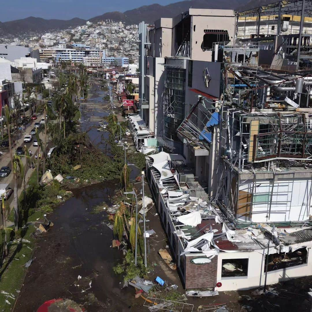 Primer Impactoのインスタグラム：「🌀🇲🇽 Panorama desolador en Acapulco, México, tras el duro azote del huracán Otis.  Las autoridades reportan hasta el momento 27 muertos, así como personas heridas y otras más, desaparecidas.  El popular balneario y zonas aledañas quedaron incomunicadas; hay escasez de alimentos, agua y combustible, al tiempo que se registran saqueos.  Toda la información en el link de la biografía 🔗   #otis #huracán #Acapulco #México #PrimerImpacto」