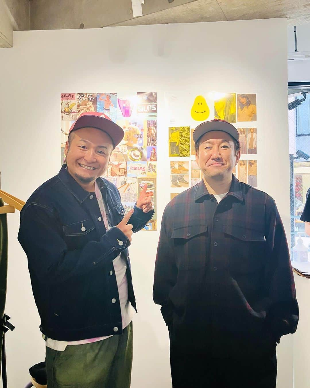 石山大輔のインスタグラム：「本日は #silas の展示会へ。  ヘビーユーズのロンTを手に入れ、今年も乗り切ります！！ めっちゃ可愛いビンテージライクなスウェットもニーブラしました！！また載せますね。  そして、今回は初参戦のジョイマン池谷さんとヒュウィゴーしました。  『なんだこいつ〜』のポーズしてくれてた（笑）  帰ったら息子に「パパ、しらすの服？」と言われましたが、それはそれで良し！ お誘い頂いていつもありがとうございます！！  #silasandmaria  #Silas #サイラス #池谷さんと初 #ジョイマン #バンビーノ #ダンソン #ニーブラ」