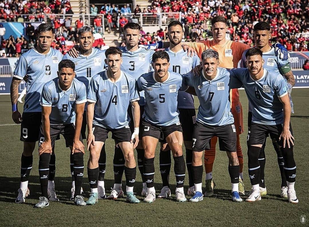 サッカー ウルグアイ代表チームのインスタグラム：「📸 𝗘𝗟𝗟𝗢𝗦  Los mismos 𝘀𝘂𝗯-𝟮𝟯 del debut, hoy juegan frente a Chile.   #ElEquipoQueNosUne」