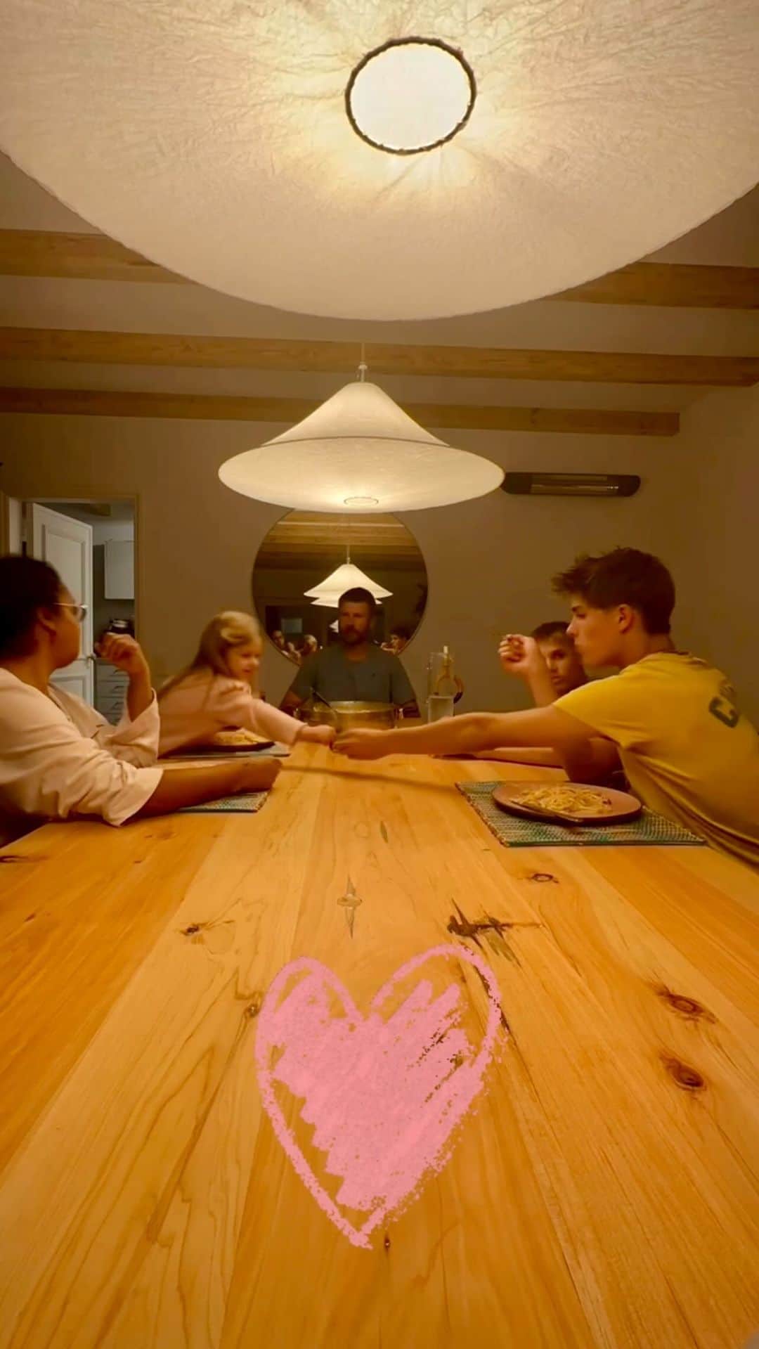 Rodrigo Hilbertのインスタグラム：「Macarrão à carbonara no nosso jantar de hoje.  Aqui na nossa casa, em todas as refeições, mantemos sempre o hábito de comer na mesa e juntos. ♥️🍝  #macarrão #filhos #cozinha」