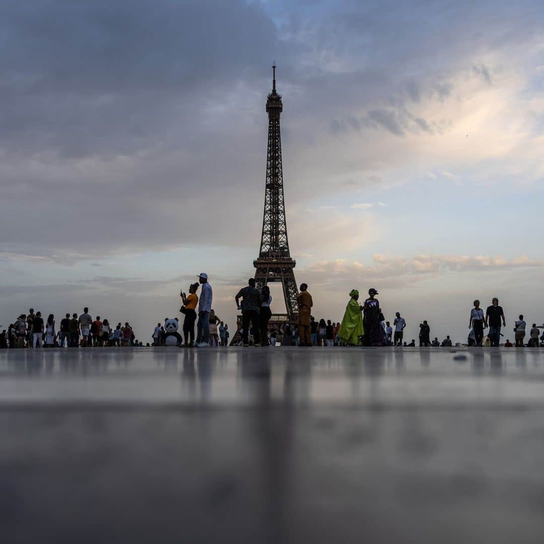 National Geographic Travelのインスタグラム：「Photo by Muhammed Muheisen @mmuheisen | People gather at Place du Trocadéro, which overlooks the Eiffel Tower in Paris, France.   For more photos and videos from different parts of the world, follow me @mmuheisen.」