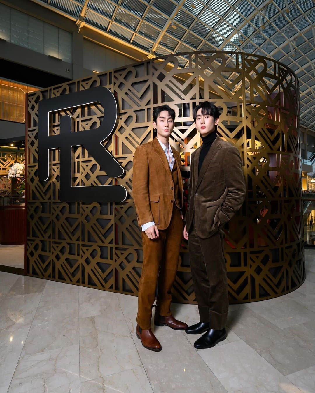 Ralph Laurenさんのインスタグラム写真 - (Ralph LaurenInstagram)「Guests including #AhnHyoSeop, #KrystalJung, #DesmondTan, #BookKasidet, #ForceJiratchapong, and #ZahirahMacWilson celebrate our immersive pop-up experience at Marina Bay Sands in #RLCollection and #RLPurpleLabel.  #RalphLauren #RL888」10月27日 6時27分 - ralphlauren