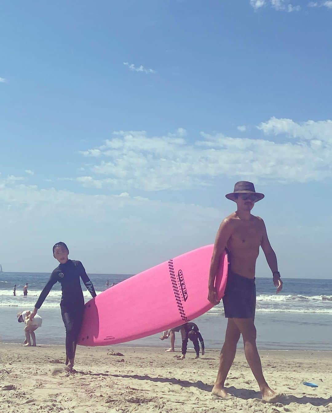 鈴木一真さんのインスタグラム写真 - (鈴木一真Instagram)「Finaly, Take part in a surf competition...  最初は押し寄せる波に馴れず板の上で立てなかったセガレ。しかし早くも良い感じに波を乗りこなして来たのでコンテストに挑戦か、、  #SurfContest #Surfing #Surf #BoardSports #SidewayStance #asd  #IndianSummer #小春日和」10月27日 6時38分 - _kazumasuzuki_