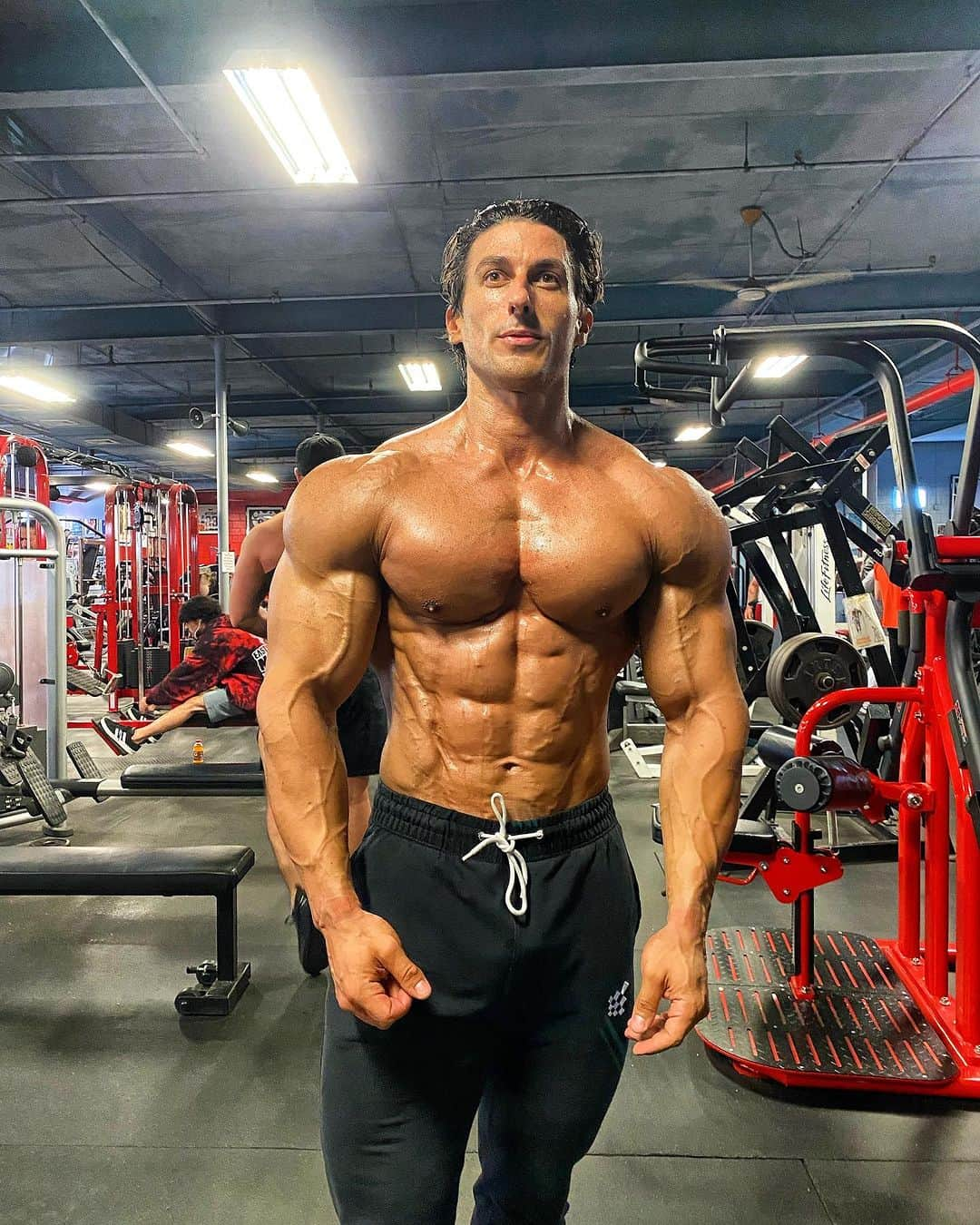 サディク・ハドゾビックのインスタグラム：「Your competition isn't other people. Your competition is your procrastination. Your ego. The unhealthy food you're consuming, the knowledge you neglect. Compete against that.  👉🏼Now taking on new clients for contest prep」