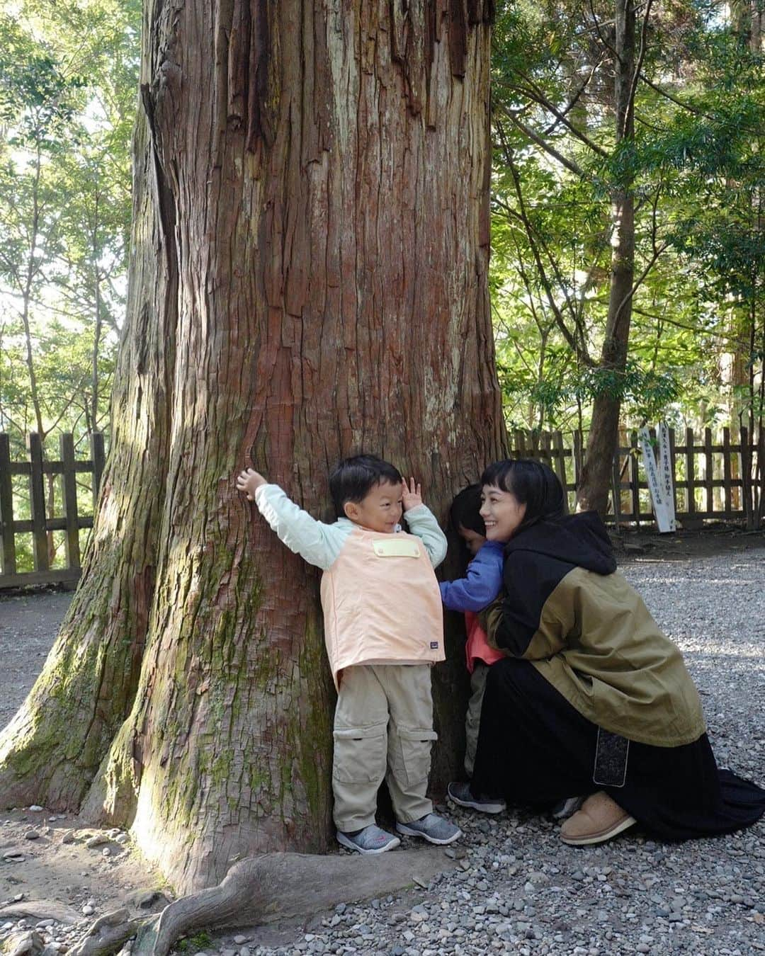 千葉アリサさんのインスタグラム写真 - (千葉アリサInstagram)「宮崎trip with しほ  @shiho_takechi  family🌴  新月だったこの日は、朝4時に起きて高千穂 #国見が丘へ。ここではいい塩梅に条件が重なると雲海からの日の出が拝める。（はじめて宮崎に訪れた時もこの時期で、素晴らしい絶景がみれた！）  雲海はみれずやったけど、澄んだ空気の中を　力強く昇っていく幻想的な朝陽をみることができました🌅  こういう景色に出会えると、いつもこんな神秘的な美しさを前にして　人は自然の中に八百万の神々の物語をみいだしたんやろなぁと。宮崎が日本書紀や古事記に縁のある地や神社が多くあり“神々の故郷”と呼ばれるのも　なるほどと感じます  丘を下り、#高千穂神社　へ参拝。空にまっすぐ伸びる木々が素晴らしく大好き🌳　  そして #高千穂峡→#南阿蘇 の大地のエネルギーを感じながらドライブ🚗  また来たかった湧き水スポット　#池の川水源 で休憩。水底でぷくぷく見えるほど透明度が高くて、まろやかで感動するおいしさやねん✨近所の方がかわるがわる水汲みにきていたよ☺️  ドライブもそこそこに　#垂玉温泉　で日帰り温泉に入っていっちょあがり🤍はい、最高。  子供も大人と大自然と遊び抱かれる 極上コースを堪能できました🌏  #宮崎days #大自然に抱かれる旅」10月27日 6時34分 - alyssamarianne