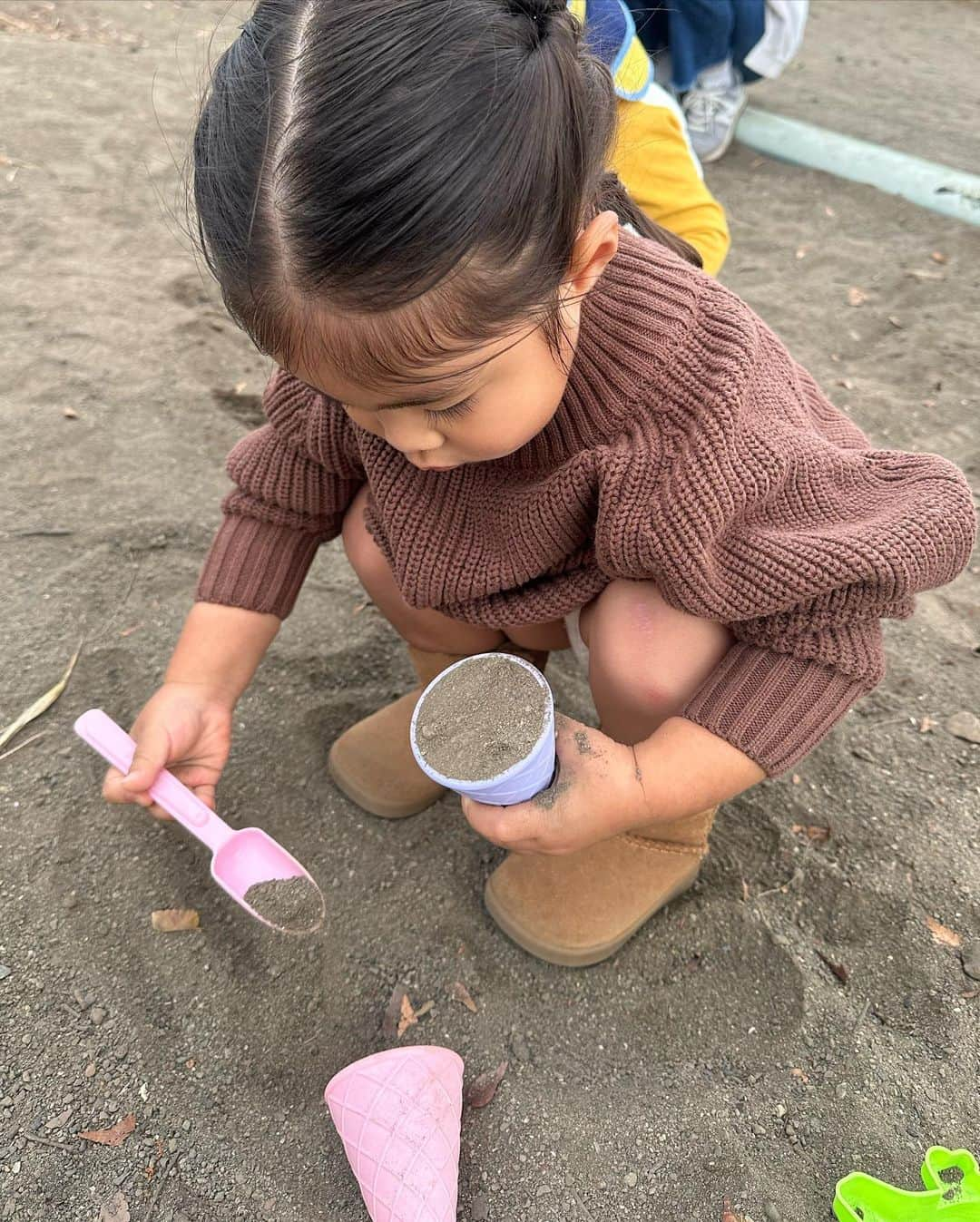 -LIFE IS FUN-さんのインスタグラム写真 - (-LIFE IS FUN-Instagram)「🤎🤎🤎🤎  小さな幸せ発見☺️🫶🏼🪵🤎  👧🏻 tops @nevernot.kids skirt @zarakids boots @uggjapan  👩🏼 tops @searoomlynn_official bottom @clena.official boots @uggjapan  #親子コーデ #リンクコーデ #シミラールック #家族リンク #家族コーデ #ブラウンコーデ #デニムコーデ #30代ママ #ママコーデ #秋コーデ#お揃い #3兄妹#愛娘 #family#ugg」10月27日 7時00分 - kiyoko1207