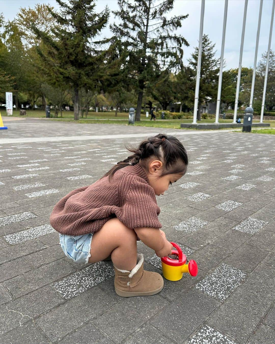 -LIFE IS FUN-さんのインスタグラム写真 - (-LIFE IS FUN-Instagram)「🤎🤎🤎🤎  小さな幸せ発見☺️🫶🏼🪵🤎  👧🏻 tops @nevernot.kids skirt @zarakids boots @uggjapan  👩🏼 tops @searoomlynn_official bottom @clena.official boots @uggjapan  #親子コーデ #リンクコーデ #シミラールック #家族リンク #家族コーデ #ブラウンコーデ #デニムコーデ #30代ママ #ママコーデ #秋コーデ#お揃い #3兄妹#愛娘 #family#ugg」10月27日 7時00分 - kiyoko1207