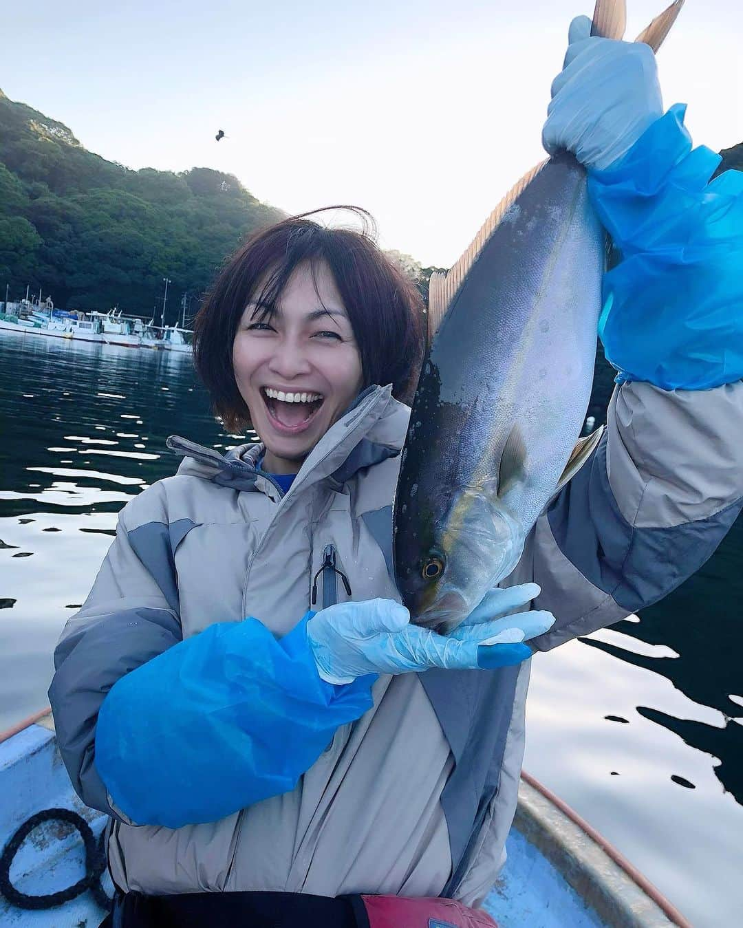 玉城ちはるのインスタグラム：「【三重県熊野市でお魚とったどぉ)  何故か定置網漁に縁がある玉城です笑😆  以前から好きで　イカの沖漬けを以下の(イカだけに🦑苦笑)サイトからよくお取り寄せして親戚にもプレゼントしてたのですが笑  https://store.gateinc.jp/  なんと！ここでは修学旅行生も含めて 漁場を教育のフィールドワークとして 実際に　定置網漁体験をさせてくれるのです！  なので玉城は松坂での講演の後 車で熊野市まで移動(23時過ぎに到着)  仮眠を取って朝3時半に起きて4時から漁へ！  何故私がそこに行ったかと言うと、どうしても  田中りみさんという女性漁師さんに会いたかったからなのです。  https://store.gateinc.jp/blogs/media/%e7%94%b0%e4%b8%ad%e3%82%8a%e3%81%bf  りみちゃんだけでなく他にも水産女子が沢山いて♡  女性達だからできる小さな子供や体力がない人でも 漁師さんになり、漁師不足という社会課題も変えてゆこうとしているその構造を変えてゆこうと日々の実際の漁の所からイノベーションを起こしている そのりみちゃんの活動をこの目で見たくて体験してきました❤️  本当に楽しかった♡  来年は子供を連れてゆくつもりなのです❤️  なんとこちらの定置網漁体験、最年少で2歳の子が居たそうなので来年なら娘は３歳♡ 家族みんなで定置網漁体験して、自分で取った魚を捌いて朝からめちゃくちゃ美味い朝ごはんを食べるという  海のアミューズメントを楽しみたいと心底思いました❤️  あぁ^_^この喜びを誰にどんな言葉で話すとあの感動が伝わるのか♡  まずは魚たべて笑  #水産女子  #田中りみ  #玉城ちはる  #ゲイト」