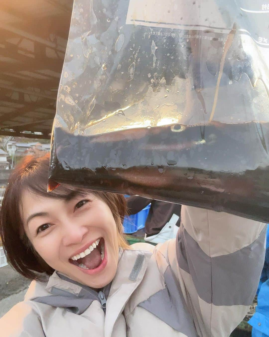 玉城ちはるさんのインスタグラム写真 - (玉城ちはるInstagram)「【三重県熊野市でお魚とったどぉ)  何故か定置網漁に縁がある玉城です笑😆  以前から好きで　イカの沖漬けを以下の(イカだけに🦑苦笑)サイトからよくお取り寄せして親戚にもプレゼントしてたのですが笑  https://store.gateinc.jp/  なんと！ここでは修学旅行生も含めて 漁場を教育のフィールドワークとして 実際に　定置網漁体験をさせてくれるのです！  なので玉城は松坂での講演の後 車で熊野市まで移動(23時過ぎに到着)  仮眠を取って朝3時半に起きて4時から漁へ！  何故私がそこに行ったかと言うと、どうしても  田中りみさんという女性漁師さんに会いたかったからなのです。  https://store.gateinc.jp/blogs/media/%e7%94%b0%e4%b8%ad%e3%82%8a%e3%81%bf  りみちゃんだけでなく他にも水産女子が沢山いて♡  女性達だからできる小さな子供や体力がない人でも 漁師さんになり、漁師不足という社会課題も変えてゆこうとしているその構造を変えてゆこうと日々の実際の漁の所からイノベーションを起こしている そのりみちゃんの活動をこの目で見たくて体験してきました❤️  本当に楽しかった♡  来年は子供を連れてゆくつもりなのです❤️  なんとこちらの定置網漁体験、最年少で2歳の子が居たそうなので来年なら娘は３歳♡ 家族みんなで定置網漁体験して、自分で取った魚を捌いて朝からめちゃくちゃ美味い朝ごはんを食べるという  海のアミューズメントを楽しみたいと心底思いました❤️  あぁ^_^この喜びを誰にどんな言葉で話すとあの感動が伝わるのか♡  まずは魚たべて笑  #水産女子  #田中りみ  #玉城ちはる  #ゲイト」10月27日 6時48分 - chiharu_tamaki