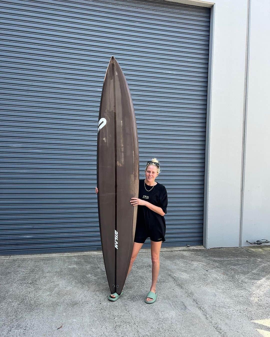 ローラ・エンバーさんのインスタグラム写真 - (ローラ・エンバーInstagram)「Always the most special pick up!  Took home some butterflies too 😅☺️ Beyond grateful & excited to ride this beauty soon - 9’0 @dylanshapes」10月27日 6時44分 - lauraenever