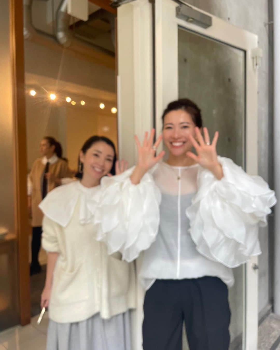 ayu kagawaさんのインスタグラム写真 - (ayu kagawaInstagram)「@bow.a_official Osaka POP UP 3日間、本当に有難うございました🥹🤍  前回も来て下さったお客様、初めましてのお客様、お友達のみんな🫶 皆様にお会い出来てお話し出来てとてもとても楽しい3日間でした☺️🤍 あっという間に終わってしまって寂しい🥹🥹🥹  お客様が試着して下さるのを見れるのがとても幸せでした🥰 赤ちゃん連れの方や遠方からの方、1人だけどどうしても来たくて勇気出して来ました！と言って下さる方🥹忙しい中お時間作って足を運んで下さったこと、とても嬉しく思っております🥹🫶  VERYスナップ撮影にも入って頂き沢山のサポートをして下さった @yukie__tanaka さん🫶 益々大好きです♡ 有難うございました❣️  そしていつも全力でサポートしてくれるスタッフのみんな🤍🤍🤍 本当に有難うー🥹🫶心から感謝だわ☺️🙏  今回ご一緒させて頂いた @cache_cache.paris さん❣️ 素敵なご縁を有難うございました🥰 special Thanks❣️  今回も沢山の方の協力を頂き実現したPOP UP🌼 感謝の気持ちでいっぱいです😌🙏 　  そしてPOP UPは行けないけれど、とオンラインへの沢山のお問い合わせを有難うございました！ 昨日21時からonlineでも販売が始まっております！✨ オンラインもPOP UPと同じラインナップをご用意しておりますのでお買い物を楽しんでいただけたら幸いです😌🌼  有難うございました！🤍」10月27日 6時45分 - ayuyunyun