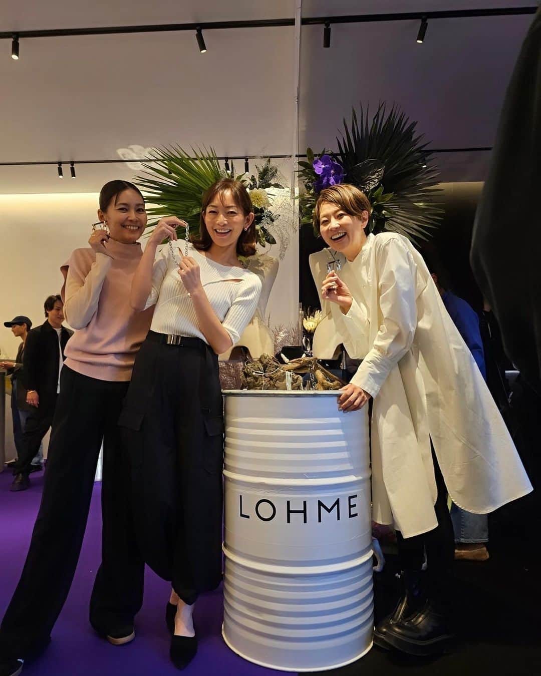 ナオさんのインスタグラム写真 - (ナオInstagram)「LOHMEの展示会にも行ってきました。  @lohmejewelry   前回初めて展示会に行ってから大ファンに！  存在感のあるジュエリーが普段着ているシンプルな洋服を盛り上げてくれるのです。  今回は顔まわりを盛り上げてもらいましょうってことで大ぶりピアスにしました^ ^  会場では久しぶりに祐子ちゃんにも会えて嬉しい。  @gomyoyuko   祐子ちゃんはショップチャンネルで生放送しているので、緊張とかしない？って聞いてみたら緊張しないって言うじゃありませんか！ それを聞いて逆に緊張してきたのでありました…  泣いても笑っても明日が本番です。 お時間が合えば是非ご覧ください☺️ 10/28 QVC 13:00からです。  #ローム #展示会 #jewelry」10月27日 6時47分 - nao_nao310