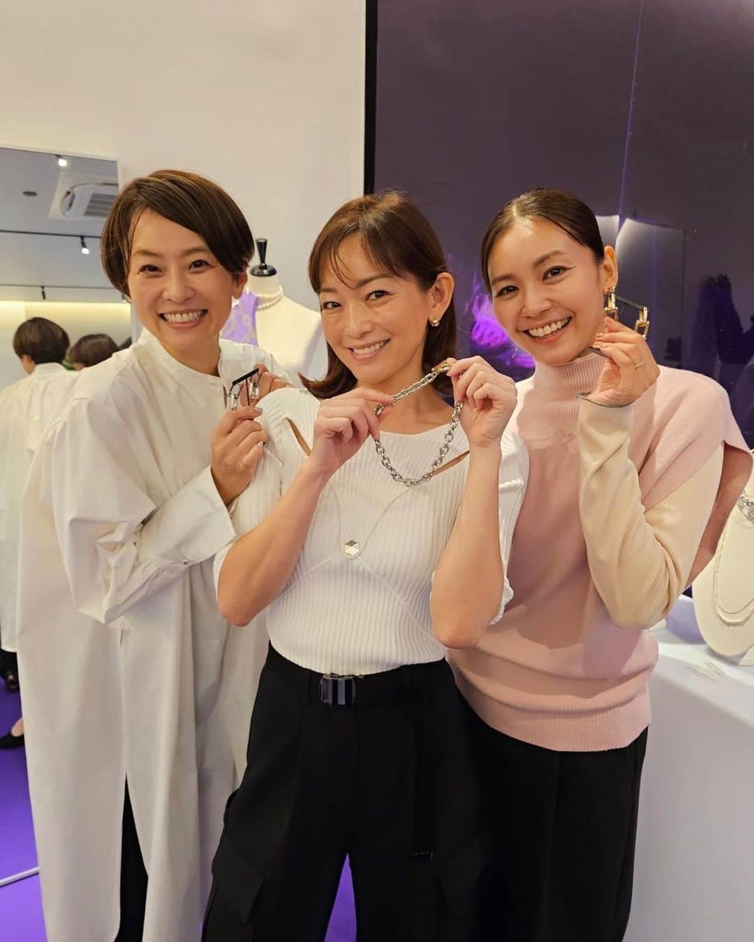 のインスタグラム：「LOHMEの展示会にも行ってきました。  @lohmejewelry   前回初めて展示会に行ってから大ファンに！  存在感のあるジュエリーが普段着ているシンプルな洋服を盛り上げてくれるのです。  今回は顔まわりを盛り上げてもらいましょうってことで大ぶりピアスにしました^ ^  会場では久しぶりに祐子ちゃんにも会えて嬉しい。  @gomyoyuko   祐子ちゃんはショップチャンネルで生放送しているので、緊張とかしない？って聞いてみたら緊張しないって言うじゃありませんか！ それを聞いて逆に緊張してきたのでありました…  泣いても笑っても明日が本番です。 お時間が合えば是非ご覧ください☺️ 10/28 QVC 13:00からです。  #ローム #展示会 #jewelry」