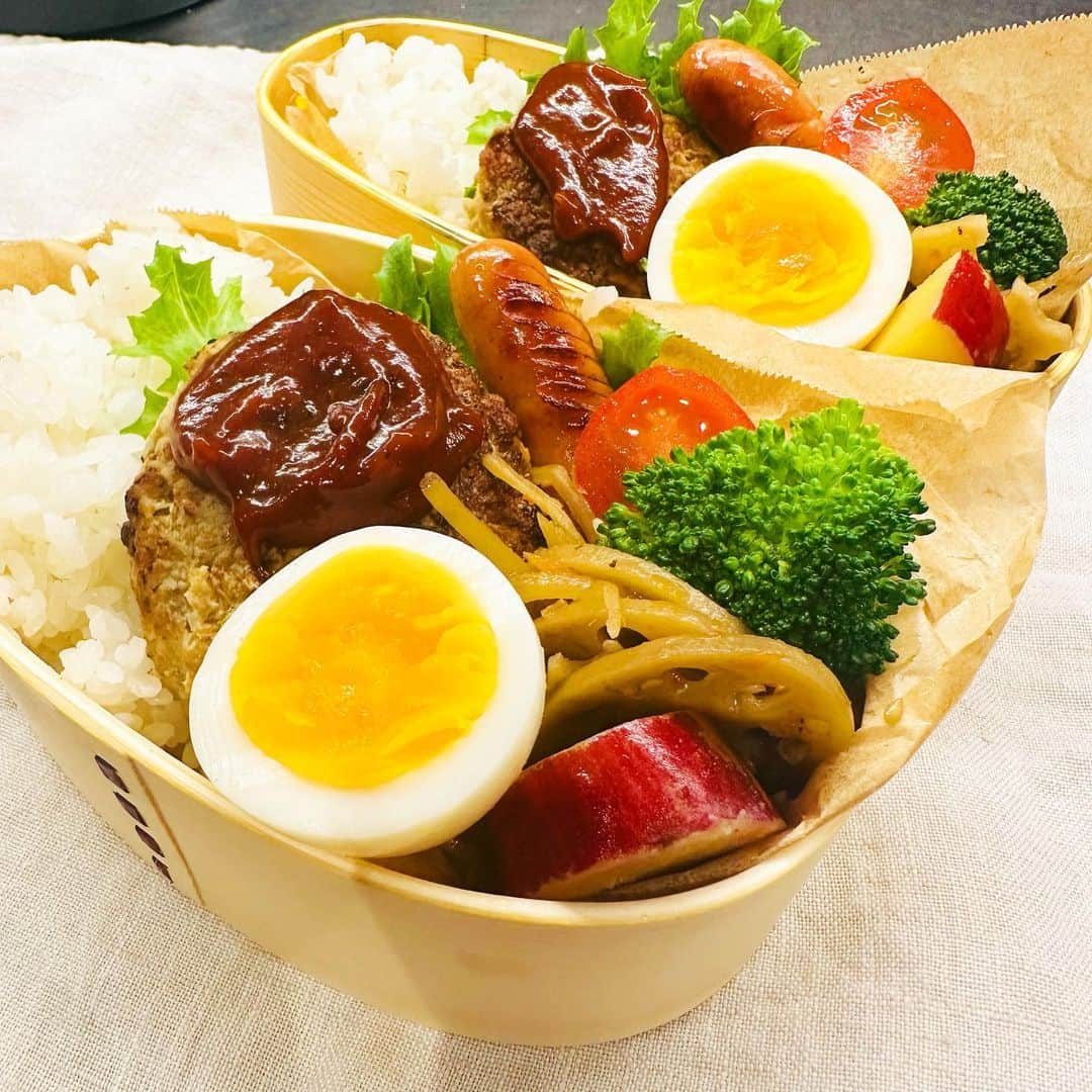 外村久美子のインスタグラム：「・ おはようございます☁️ 今日はハンバーグ弁当！！  今朝は冷んやりでまだ暗くて、起きるのが辛かったです。。 2023年もあと2ヶ月！！元気に乗り越えたい💪　  #obento #ハンバーグ弁当」