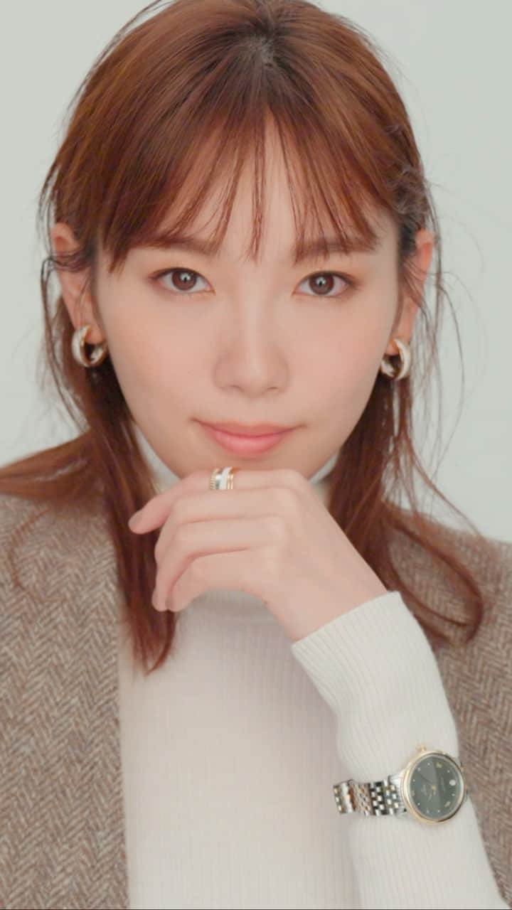 のインスタグラム：「10/27(金)発売！Oggi12月号の表紙は飯豊まりえちゃん💓撮影の様子をお届けします！ 凛とした表情と柔らかな笑顔の対比が魅力的な飯豊ちゃんをぜひチェック✅ #oggi #飯豊まりえ #ジュエリー #時計 #fashion #magazine #おしゃれさんと繋がりたい #おしゃれ好き #おしゃれ好きな人と繋がりたい #表紙 #撮影」