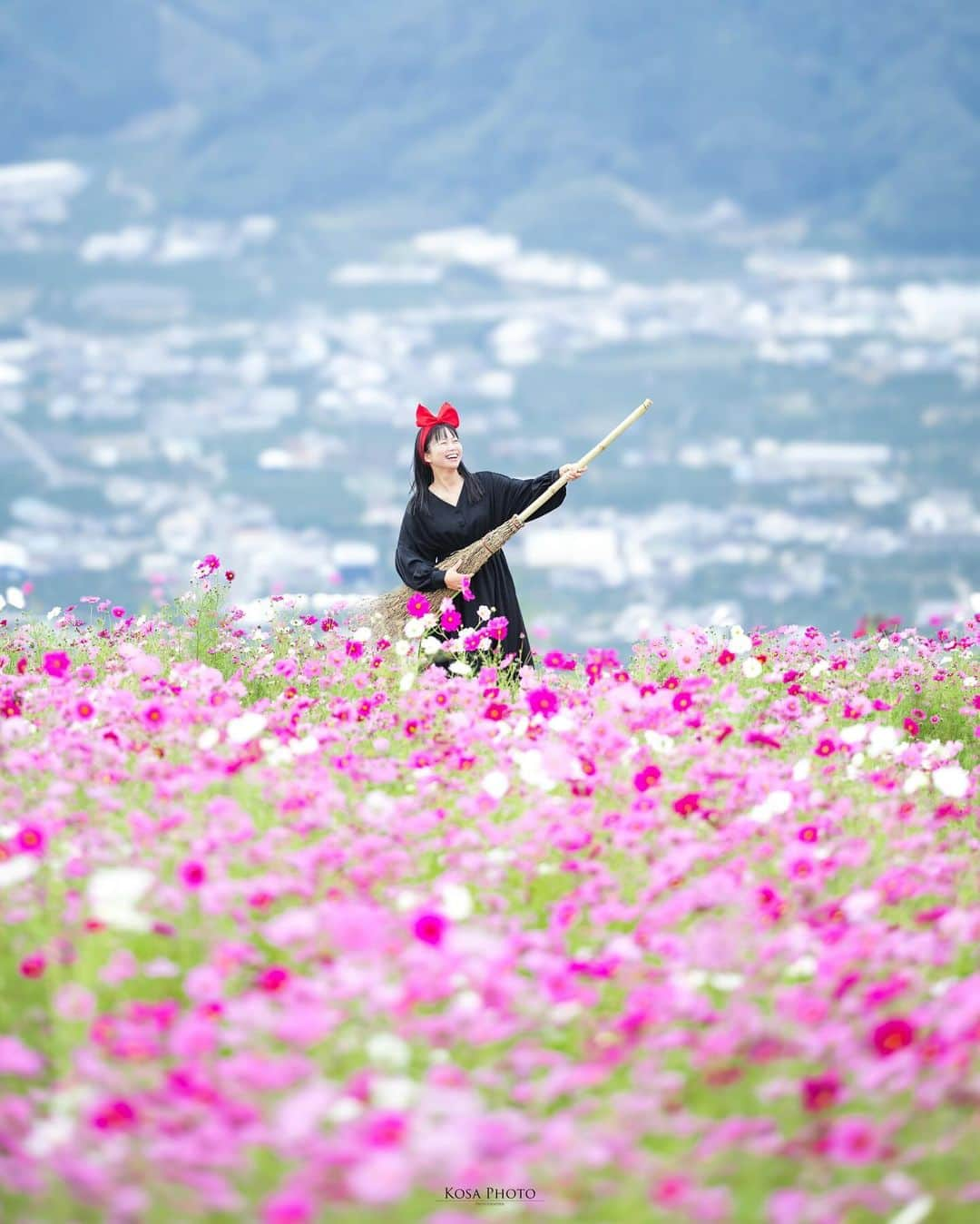 コサさんのインスタグラム写真 - (コサInstagram)「天空のコスモス  今年は台風の影響がなくて、当たり年だった鷲ヶ峰コスモスパーク❣️ 数年ぶりに満開のコスモスを楽しむことが出来ました♪ . Location:和歌山 Wakayama /Japan🇯🇵 Date:2023年10月 in frame: @____muuu._ Camera:Z9 / Z 70-200mm f2.8 . #鷲ヶ峰コスモスパーク #tanddフォトコンテスト2023 #ワクワク #jp_portrait_collection #ポトレファン倶楽部 #ポトレ撮影隊 #jp_mood #その瞬間は永遠の思い出 #jp_portrait部 #clv_galerie #キキ #nipponpic_member #japan_bestpic_ #raw_japan #bestjapanpics #m_v_shotz #colore_de_saison #コスモス #deaf_b_j_ #じゃびふる #tokyocameraclub #art_of_japan_ #jgrv_member #team_jp_ #photo_jpn #sorakataphoto #LBJ_KING #pixlib_jp #広がり同盟メンバー #special_spot_legend」10月27日 6時58分 - kosa_photo