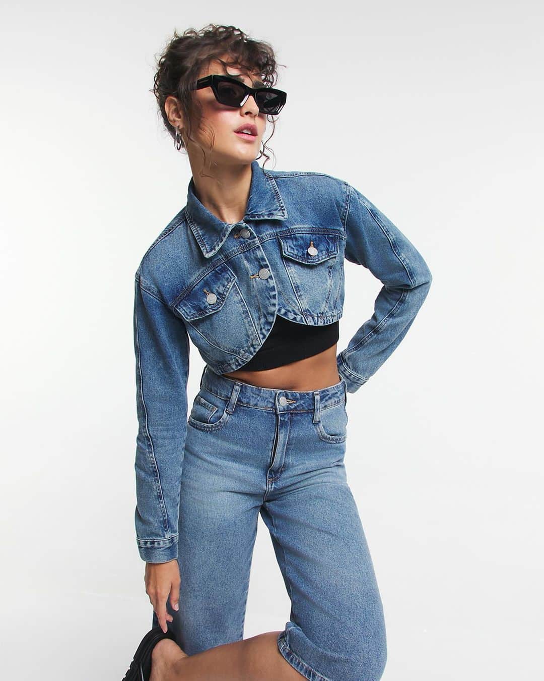ロジャス・レナーのインスタグラム：「As bermudas certas para multiplicar seus looks. 🤌 Os modelos em jeans e sarja unem tudo o que adoramos: versatilidade, toque despojado e muita leveza. Clique nas imagens para garantir essa perfeição! #Bermuda #ModaFeminina #Tendência #Fashion #Jeans  bermuda alongada 883284747 | jaqueta cropped jeans 883284819 | short cintura alta em jeans 844246369 | short jeans com cintura alta 837052443 | bermuda cargo 874257683 | blusa tomara que caia em jeans 837054879」