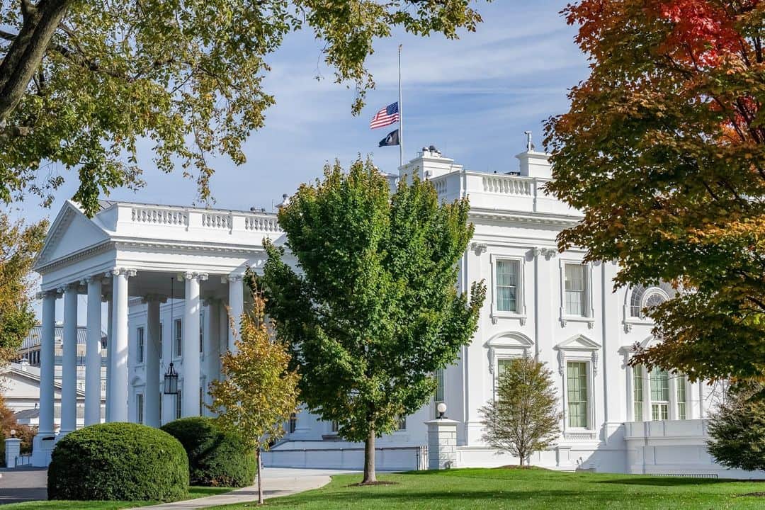 The White Houseさんのインスタグラム写真 - (The White HouseInstagram)「As a mark of respect for the victims of the senseless acts of violence perpetrated on October 25, 2023, in Lewiston, Maine, President Biden has ordered that the flag of the United States shall be flown at half-staff at the White House and upon all public buildings and grounds.」10月27日 7時00分 - whitehouse