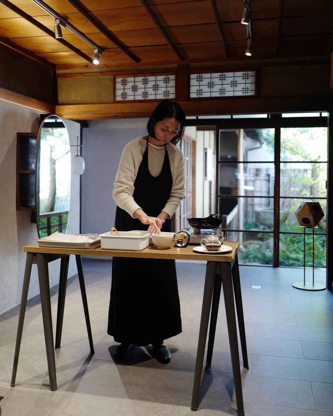 行方 久子 Hisako Namekataのインスタグラム：「. 昨日のちさちゃん @kitchenwork お食事会は とっても素敵な奈良の美容院 @_cizima で。  空間も設えも器も、最高にセンスが良くて やっぱり奈良が好きだわぁと、とんでもなく長居してしまった🙄」