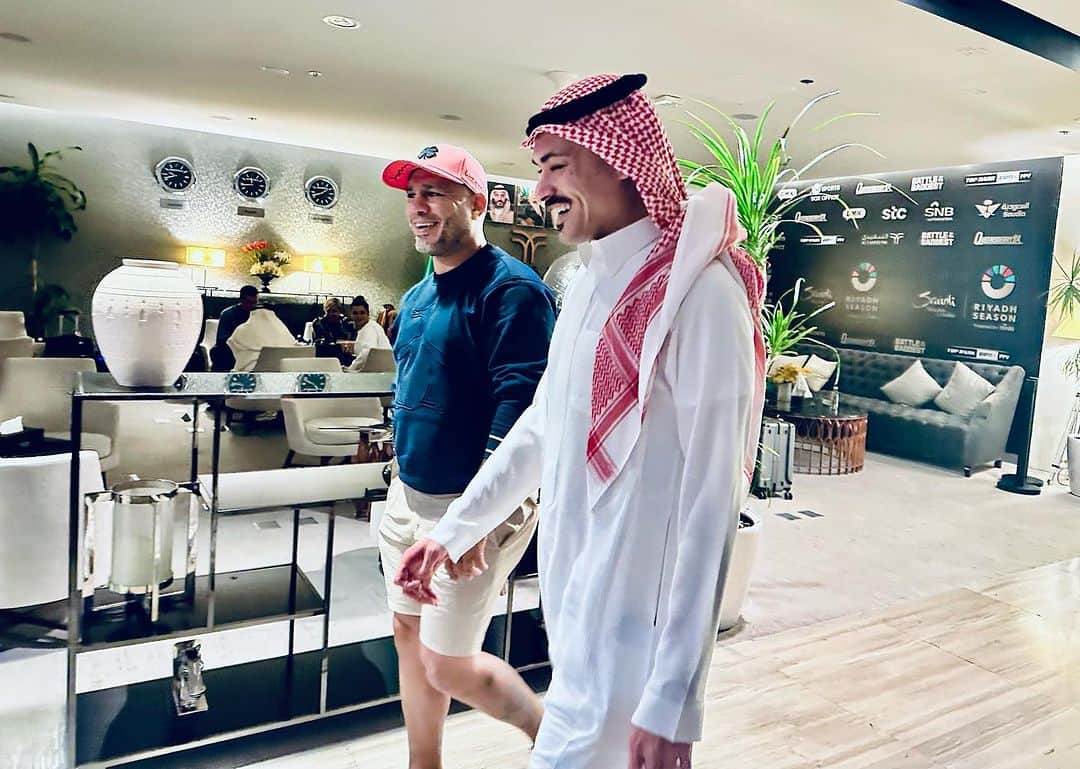 ミゲール・コットのインスタグラム：「Contento de estar acá en Riyadh con @TURKIALALSHIK @RIYADHSEASON #FURYNGANNOU #RIYADHSEASON  @miguelcottopromotions #warcotto4ever」