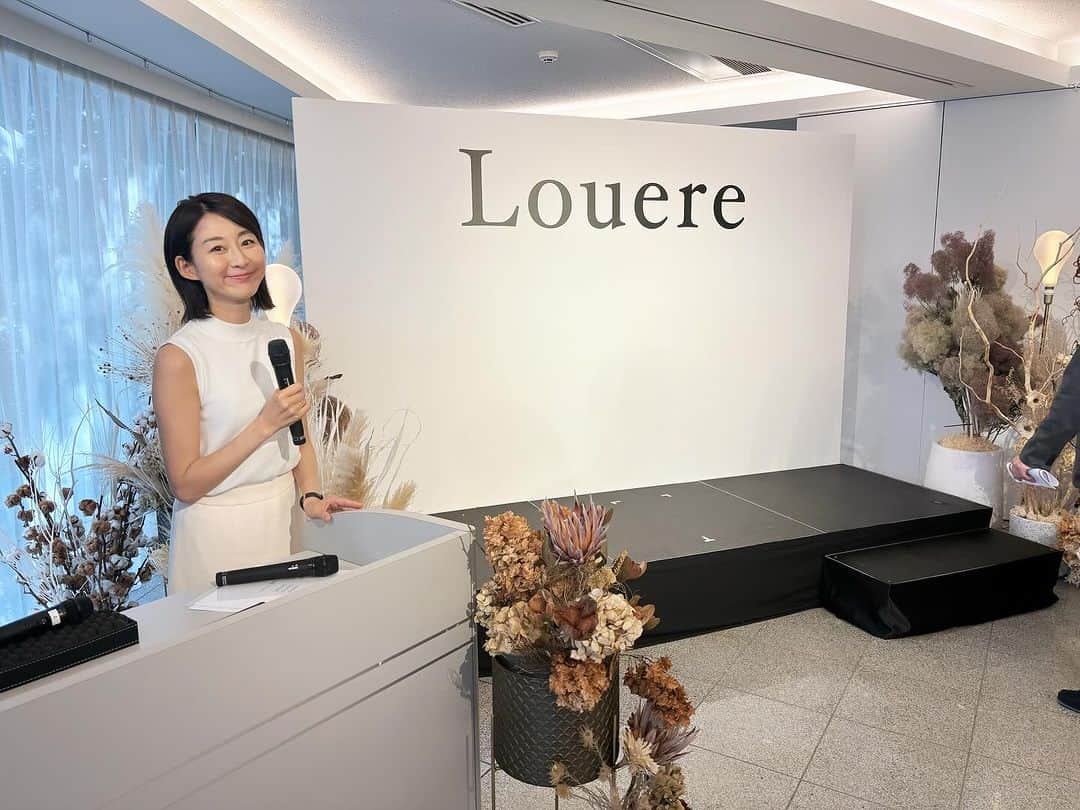 安堂サオリのインスタグラム：「Louere Reception 記者イベントの司会進行を務めさせていただきました。  発売開始からわずか1年とたたず20万着以上の販売実績を上げた20代女性から人気のブランド「Louere（ルエレ）」 @louere.official  ブランド設立１周年を記念した特別イベント「Louere23AW Exhibition」に先駆けて行われた1st Anniversary Eventでした。  ベーシックなデザインでありながら、さりげないトレンド感と女性らしさを引き出すシルエットが魅力のルエレ。  ブランドディレクターのChieriさん、 ゲストのNikiさんもAWのお洋服を着用されてのご登壇でした。 華やかな品もあって素敵でしたー！！  素敵なご縁をいただきましたユニオンスターティングメンバーでアナウンサー・ナレーターの財目さん、 ユニオンのボスでナレーターの澤田さん、 本当にありがとうございました！！  @kenichirosawada  @narrators_union   #ルエレ #Louere #記者イベント #記者発表 #mc #アナウンサー #司会 #メディアイベント #記者発表司会 #代官山 #渋谷CARATO71」
