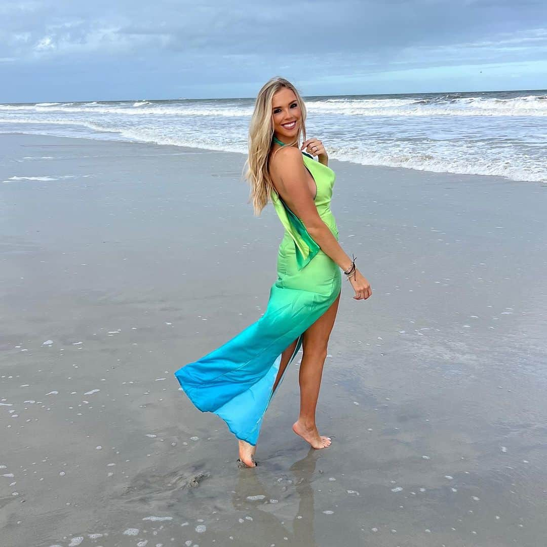 Elise Lobbのインスタグラム：「📍F L O R I D A 🌴🌊💚💙🥰 are you more of a 🏔️, 🏝️,🏜️, or ❄️ person ?!   #fyp #beach #florida #golf #golfer」