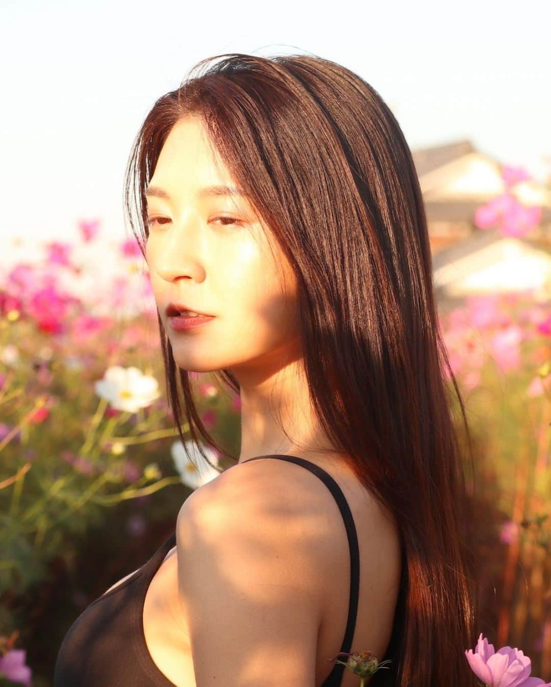あいみさんのインスタグラム写真 - (あいみInstagram)「【滋賀県守山市】#コスモス #撮影スポット  秋桜が見頃を迎えています☺️✨  swipe→動画  新庄町コスモス園 〒524-0213 滋賀県守山市新庄町地先  なっちゃん @natsumi.hanzyukublood がポートレート撮ってくれました🥰  橋本兄妹 @kubiyade とのホトリジム @hotorigym.shiga でのTikTok撮影後に、せっかくだからと寄った場所  素敵な写真がたくさん撮れてたので来てよかったぁ🫶  Photo &movie @natsumi.hanzyukublood  #滋賀県 #守山市  #japantrip #japantrip   #観光スポット #お花畑 #琵琶湖 #花畑  #コスモス園 #コスモス畑  #ポトレ #ポトレ撮影 #写真好きな人と繋がりたい   #滋賀 #shiga  #新庄町コスモス園」10月27日 7時15分 - aimi_feti