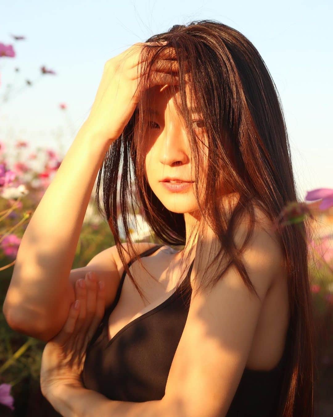 あいみさんのインスタグラム写真 - (あいみInstagram)「【滋賀県守山市】#コスモス #撮影スポット  秋桜が見頃を迎えています☺️✨  swipe→動画  新庄町コスモス園 〒524-0213 滋賀県守山市新庄町地先  なっちゃん @natsumi.hanzyukublood がポートレート撮ってくれました🥰  橋本兄妹 @kubiyade とのホトリジム @hotorigym.shiga でのTikTok撮影後に、せっかくだからと寄った場所  素敵な写真がたくさん撮れてたので来てよかったぁ🫶  Photo &movie @natsumi.hanzyukublood  #滋賀県 #守山市  #japantrip #japantrip   #観光スポット #お花畑 #琵琶湖 #花畑  #コスモス園 #コスモス畑  #ポトレ #ポトレ撮影 #写真好きな人と繋がりたい   #滋賀 #shiga  #新庄町コスモス園」10月27日 7時15分 - aimi_feti