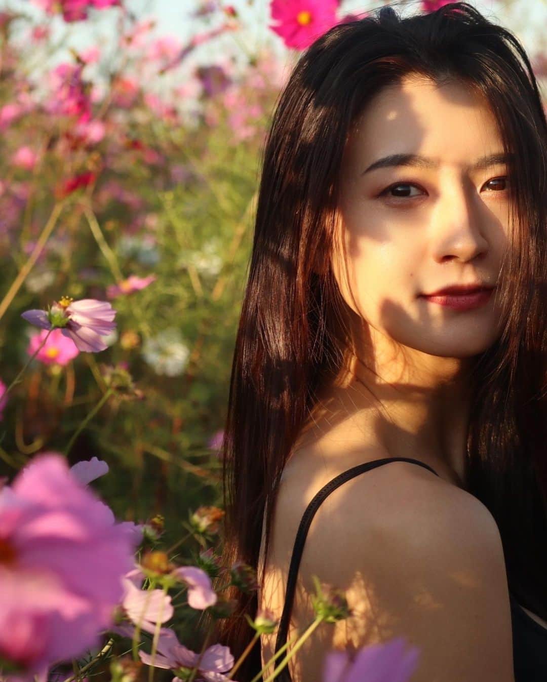 あいみさんのインスタグラム写真 - (あいみInstagram)「【滋賀県守山市】#コスモス #撮影スポット  秋桜が見頃を迎えています☺️✨  swipe→動画  新庄町コスモス園 〒524-0213 滋賀県守山市新庄町地先  なっちゃん @natsumi.hanzyukublood がポートレート撮ってくれました🥰  橋本兄妹 @kubiyade とのホトリジム @hotorigym.shiga でのTikTok撮影後に、せっかくだからと寄った場所  素敵な写真がたくさん撮れてたので来てよかったぁ🫶  Photo &movie @natsumi.hanzyukublood  #滋賀県 #守山市  #japantrip #japantrip   #観光スポット #お花畑 #琵琶湖 #花畑  #コスモス園 #コスモス畑  #ポトレ #ポトレ撮影 #写真好きな人と繋がりたい   #滋賀 #shiga  #新庄町コスモス園」10月27日 7時15分 - aimi_feti