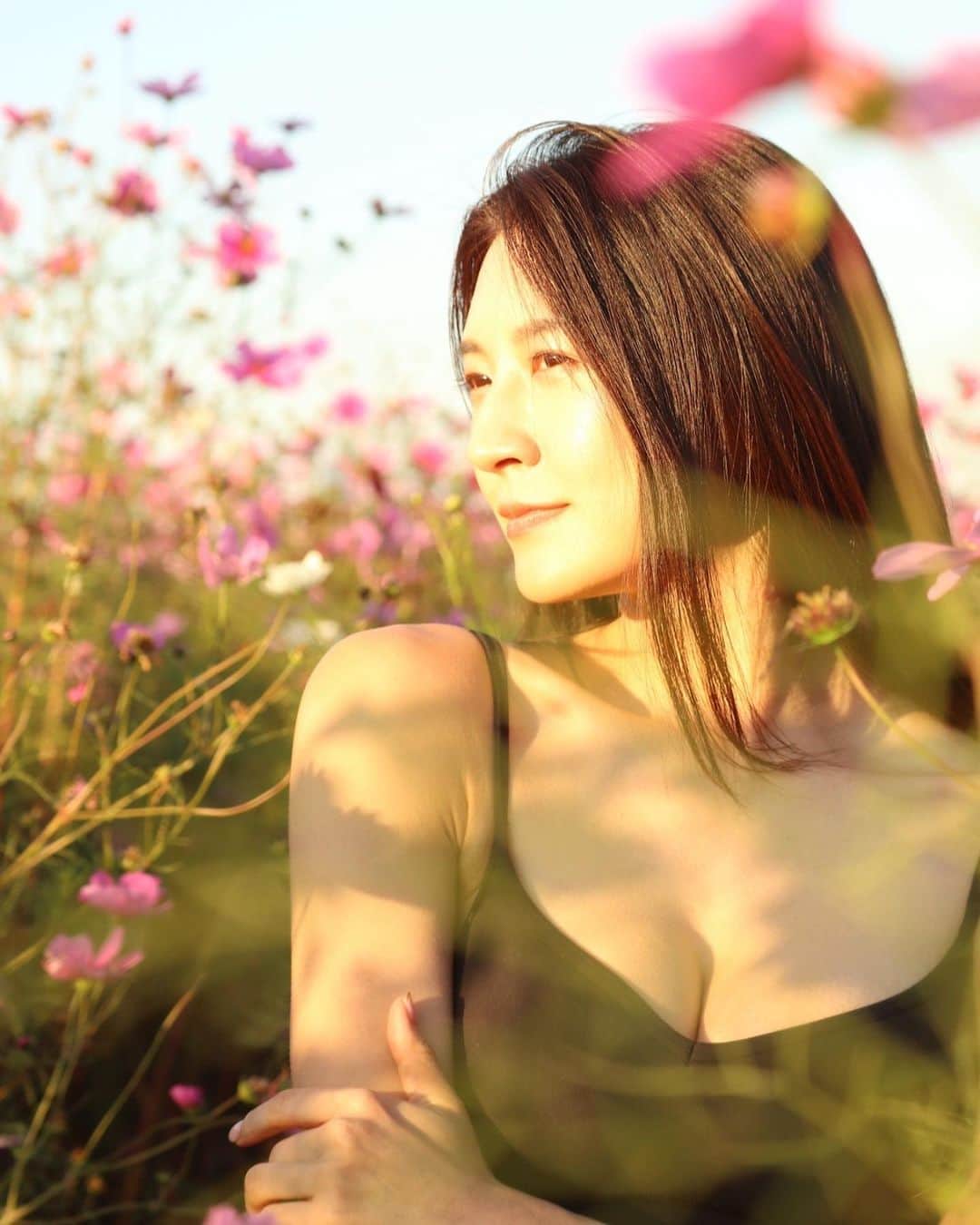 あいみさんのインスタグラム写真 - (あいみInstagram)「【滋賀県守山市】#コスモス #撮影スポット  秋桜が見頃を迎えています☺️✨  swipe→動画  新庄町コスモス園 〒524-0213 滋賀県守山市新庄町地先  なっちゃん @natsumi.hanzyukublood がポートレート撮ってくれました🥰  橋本兄妹 @kubiyade とのホトリジム @hotorigym.shiga でのTikTok撮影後に、せっかくだからと寄った場所  素敵な写真がたくさん撮れてたので来てよかったぁ🫶  Photo &movie @natsumi.hanzyukublood  #滋賀県 #守山市  #japantrip #japantrip   #観光スポット #お花畑 #琵琶湖 #花畑  #コスモス園 #コスモス畑  #ポトレ #ポトレ撮影 #写真好きな人と繋がりたい   #滋賀 #shiga  #新庄町コスモス園」10月27日 7時15分 - aimi_feti