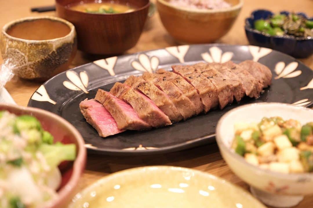 のインスタグラム：「*** 月に数回ある『お肉！』の日。  ステーキ ブロッコリーとかぶの温サラダ肉そぼろがけ えび生春巻き(ラップしか写ってない) もずく酢 甘とうのじゃこ炒め(ほぼボケてる) おみそ汁(具、何だったかなぁ) 雑穀米ごはん  最近夜は寝落ちしてしまうので朝更新にシフト🍜」
