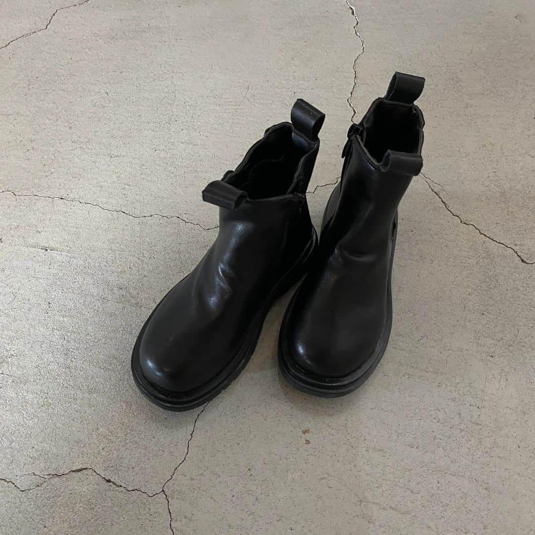セレクトファッション・ .+*:laule'a*:｡さんのインスタグラム写真 - (セレクトファッション・ .+*:laule'a*:｡Instagram)「﹣Restock﹣♡⁡ ⁡⁡ ⁡⁡ ⁡⁡ ⁡⁡チェルシーブーツ size17-22cm⁡ ⁡⁡ ⁡⁡ ⁡⁡ ⁡⁡ ⁡.⁡ ⁡スカートにもパンツスタイルにも合わせやすい 秋冬定番のサイドゴアブーツ.  大人顔負けのシンプルなデザインで ユニセックスでお使いいただけるアイテム.⁡ ⁡⁡ ⁡⁡ ⁡⁡ ⁡⁡ ⁡.⁡ ⁡⁡ ⁡⁡ ⁡⁡ ⁡⁡⁡⁡⁡⁡⁡⁡ファッション#キッズコーデ#アクセサリー#男の子#キッズファッション#女の子服#子供服#キッズサンダル#女の子ママ# #姉妹#男の子服 #ootd#親子おそろい#キルティングワンピース#キルティングキャミソワンピース#大人顔負け#チェルシーブーツ」10月27日 7時26分 - laulea_shop