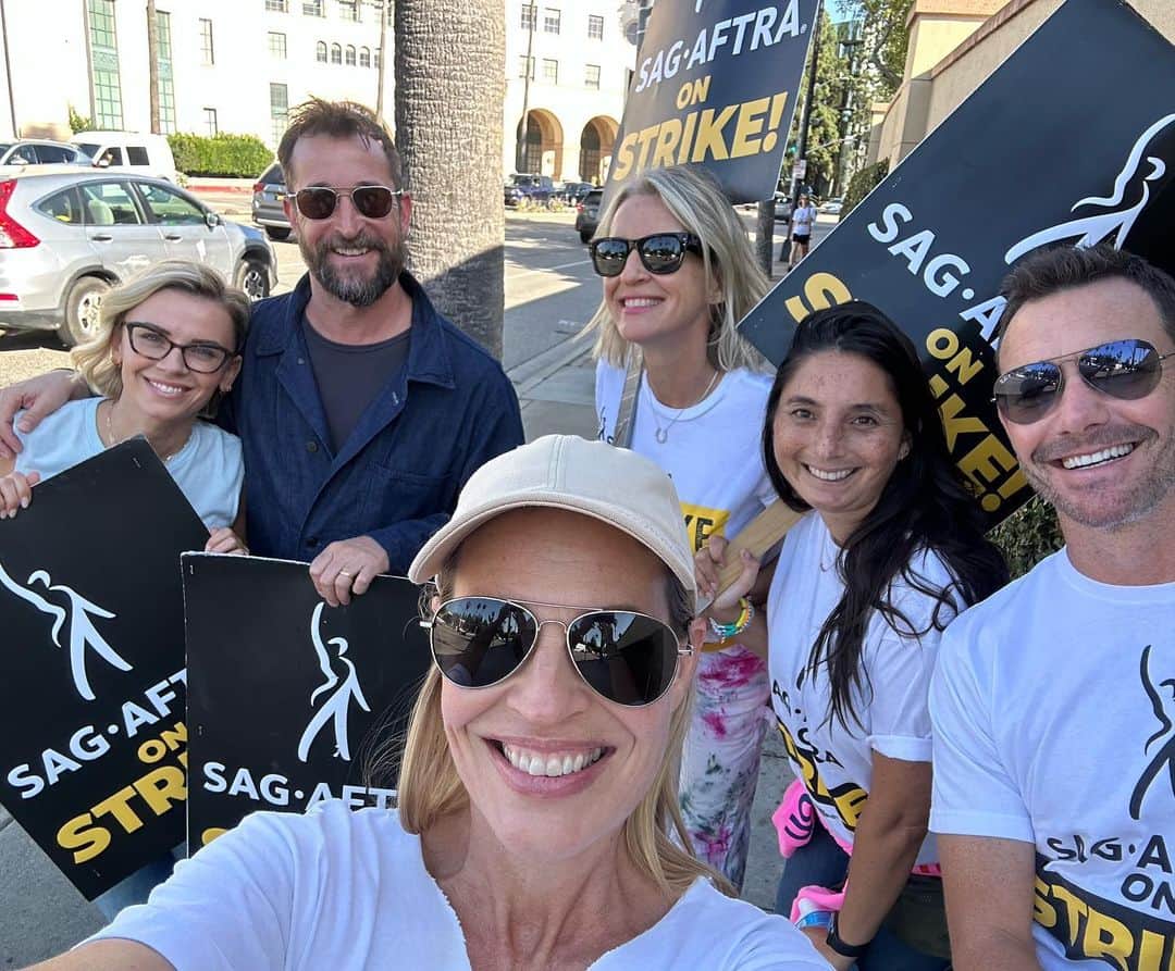 ジェリー・ライアンのインスタグラム：「Love the solidarity on the WB picket line with this glorious @sagaftra family! ✊🏼 Keep coming out and SHOWING UP — EVERY DAY until we get the deal we need and deserve! We didn’t come this far to only come this far. Stand strong. They need us.  One day longer. One day stronger. As long as it takes. ✊🏼 #sagaftrastrong #sagaftrastrike #power2performers」