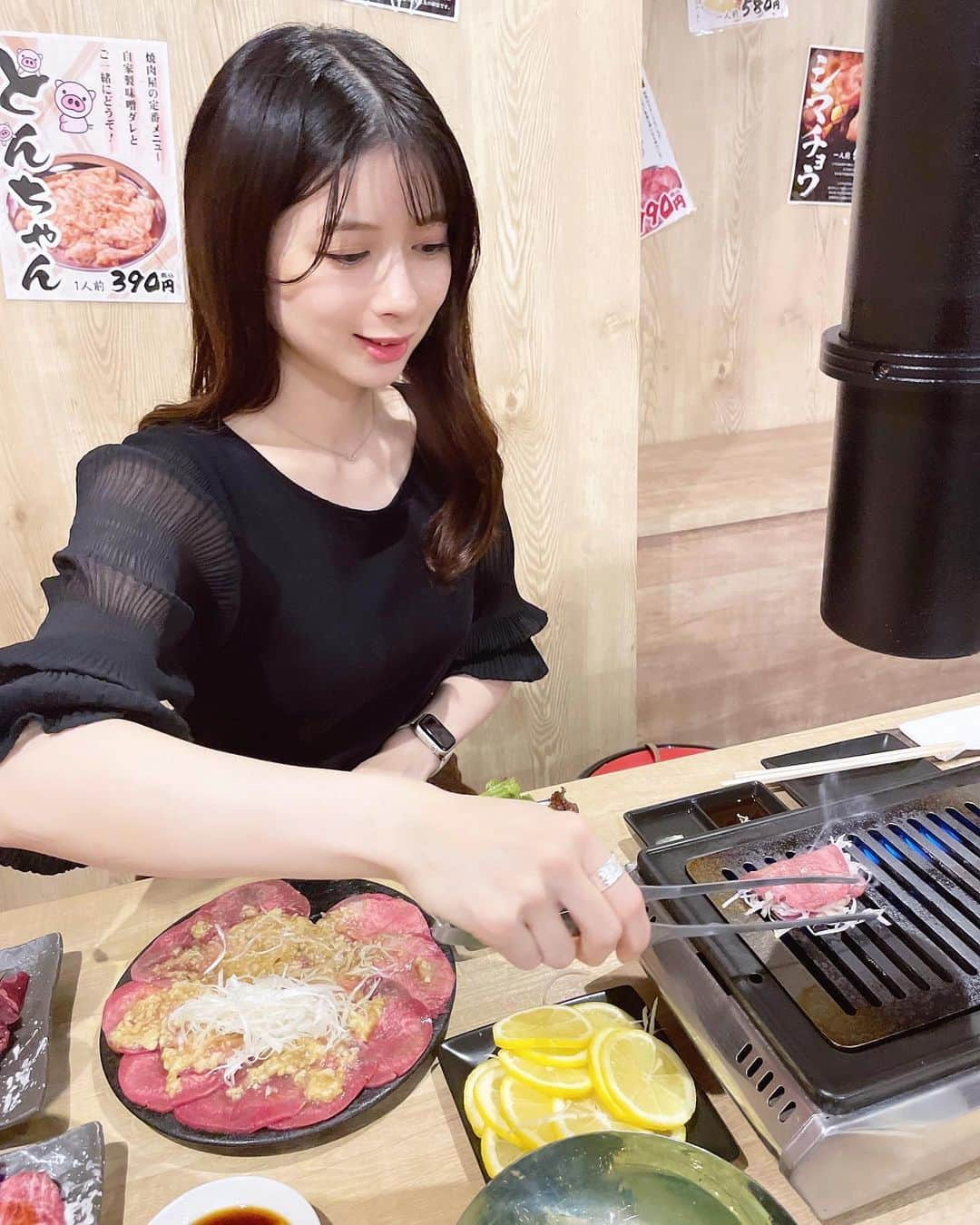 綾瀬麗奈さんのインスタグラム写真 - (綾瀬麗奈Instagram)「. ＼やっぱり焼肉／ 焼肉だいすき〜🥩🤍  この日は、名駅から徒歩7分程のところにある 下町の牛 @shitamachi_gyu_meieki_さんへ！  楽しみにしていた まるごとレモン牛タン🍋✨ レモンの量がすごい！笑 しかも分厚い！笑 焼き方分からず悩んだ末に とりあえずレモン外してみたよ🤣🥹  全体的にリーズナブルなお値段なので とってもお財布に優しく、気軽に伺えそう！ 1コインでお釣りまで！？ 1時間の飲み放題(お酒も含む)もおすすめ🤦‍♀️💰 セルフなので、自分の好きな濃さにできます！ これは本当に安いと思う…  今年もあと2ヶ月！ 幹事の皆さん、ここ、おすすめですよ♡  .  #下町の牛　#名古屋グルメ　#名古屋居酒屋 #名古屋ディナー　#名古屋焼肉　#愛知居酒屋　#愛知焼肉　#PR  #名駅グルメ　#名古屋駅グルメ　#愛知グルメ　#名駅居酒屋　#名古屋駅居酒屋　#名駅焼肉　#名古屋駅焼肉　#やっぱり焼肉」10月27日 7時29分 - ayasereina