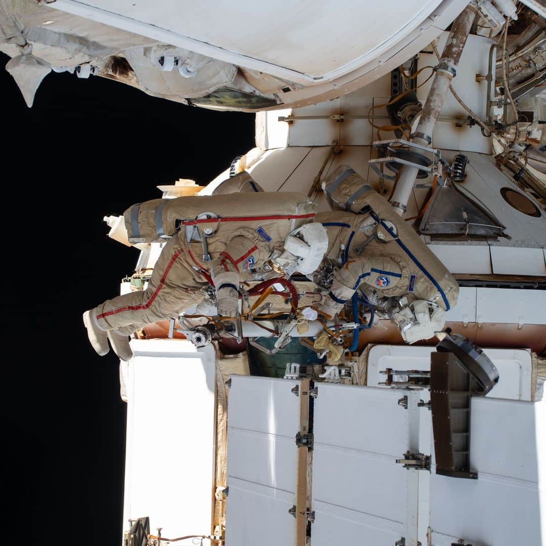 国際宇宙ステーションさんのインスタグラム写真 - (国際宇宙ステーションInstagram)「Roscosmos cosmonauts Oleg Kononenko and Nikolai Chub conducted a 7-hour and 41-minute spacewalk on Wednesday, Oct. 25.   During the spacewalk, Kononenko and Chub inspected and photographed an external backup radiator on the Nauka multipurpose laboratory module, as well as isolated the radiator from Nauka’s cooling system. During the radiator inspection, a bubble of coolant liberated at the leak site and the crew wiped down their suits prior to continuing the spacewalk.  The two cosmonauts also released a nanosatellite to test solar sail technology; however, the nanosatellite’s solar sail failed to deploy as far as cameras could track its departure from the station. The cosmonauts also installed a synthetic radar communications system. One of four panels on the radar system was not able to be fully deployed during the spacewalk and the work will be deferred to a future date.  Pic 1) Kononenko (suit with red stripes) and Chub (suit with blue stripes) are pictured during a spacewalk to inspect a backup radiator, deploy a nanosatellite, and install communications hardware on the International Space Station's Nauka science module.  Pic 2) Kononenko and Chub  Pic 3) Kononenko  Pic 4) Chub  #roscosmos #cosmonaut #spacewalk #walk #spacesuit #suit #international #space #station」10月27日 7時34分 - iss