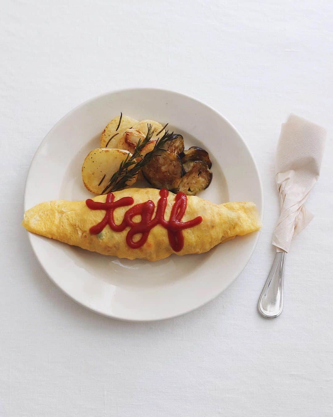 樋口正樹のインスタグラム：「omelette with rice 🐓 🥚 . 今月末も節約と片付けを兼ねて 朝から薄焼き玉子のオムライス。 それと昨晩の残りもののナスと ジャガイモのグリルを添えたん😋  . #オムライス #まかないごはん #節約ごはん  #omeletterice #omelette #TGIF」
