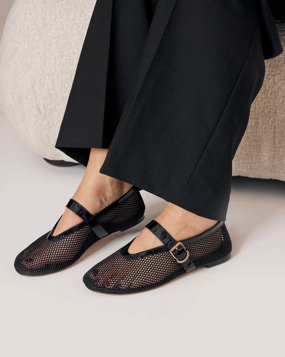 STYLERUNNERのインスタグラム：「Back in stock 🔥 The ballet flat trend is here and we are obsessed. Shop the Alias Mae Pia in Black and Cream online & select stores now!  Black Online, Brighton, Miranda, Mosman, Sorrento, Karrinyup, Armadale, Warringah, Sydney Cbd,  Cream Online, Brighton, Armadale, Karrinyup, Sydney CBD, Miranda, Mosman, Sorrento」