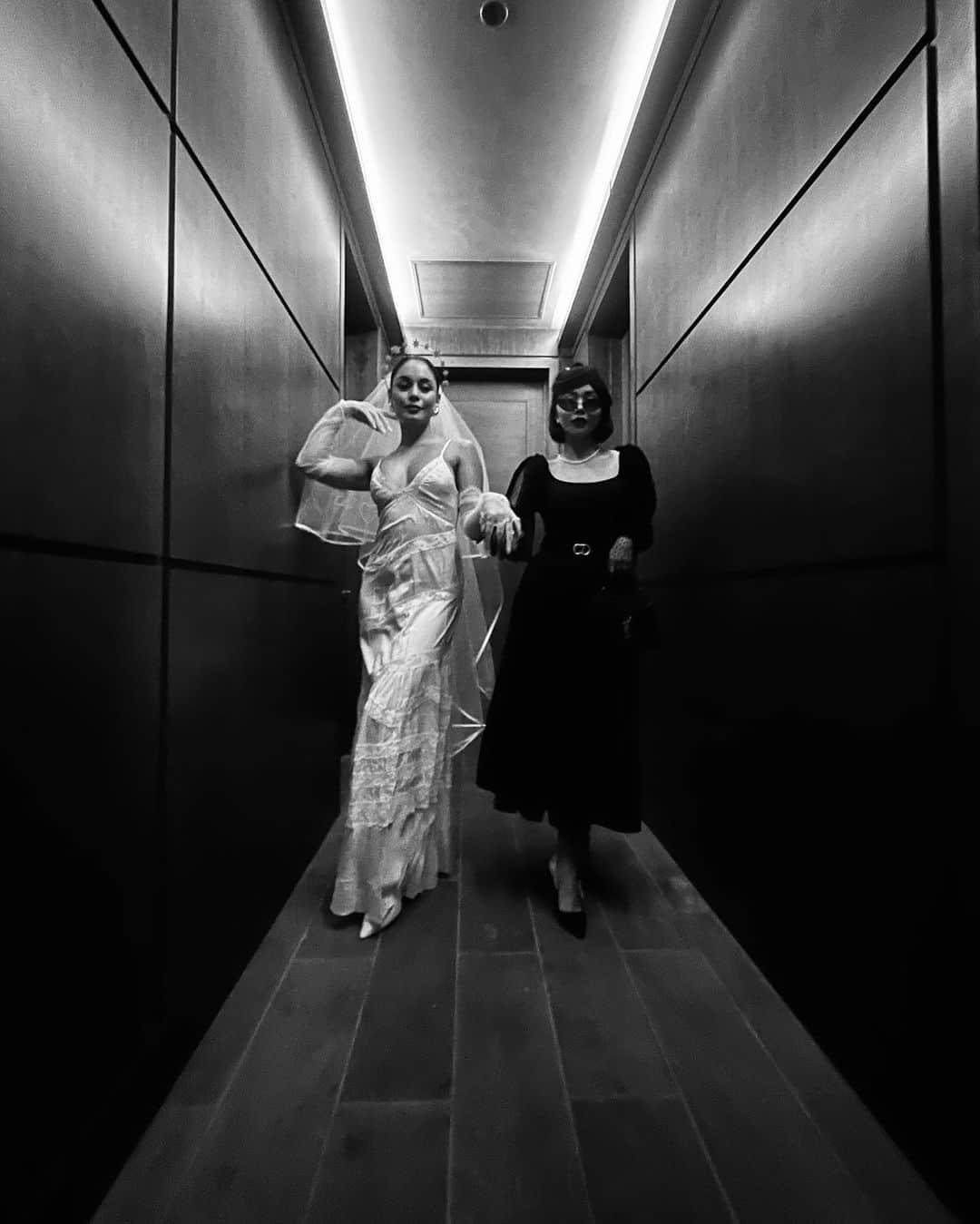 サラ・ハイランドさんのインスタグラム写真 - (サラ・ハイランドInstagram)「Dress code: All Black for the Bride in White 🖤」10月27日 7時43分 - sarahhyland