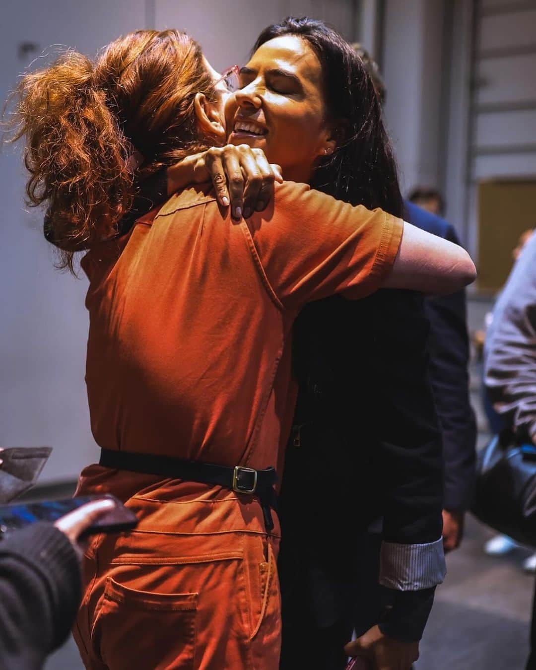 のインスタグラム：「I know we all feel helpless and are hurting because of all the discord in the world. I was feeling overwhelmed with sadness and not able to simply function. I am grateful to @elsamariecollins and @thisisabouthumanity for inviting me to help pass out 700 coats to newly arrived asylum seekers In New York with @americaferrera and @busyphilipps and many others. For anyone who is struggling right now, you might want to consider volunteering, even for just a few hours, in your local communities. There are so many organizations that can use a helping hand.   Thank you to @thisisabouthumanity for bringing community together in service of others and to the @nycemergencymanagement @zachiscol for coordinating the visit and for all the important work you are doing.   You bring light and hope.」