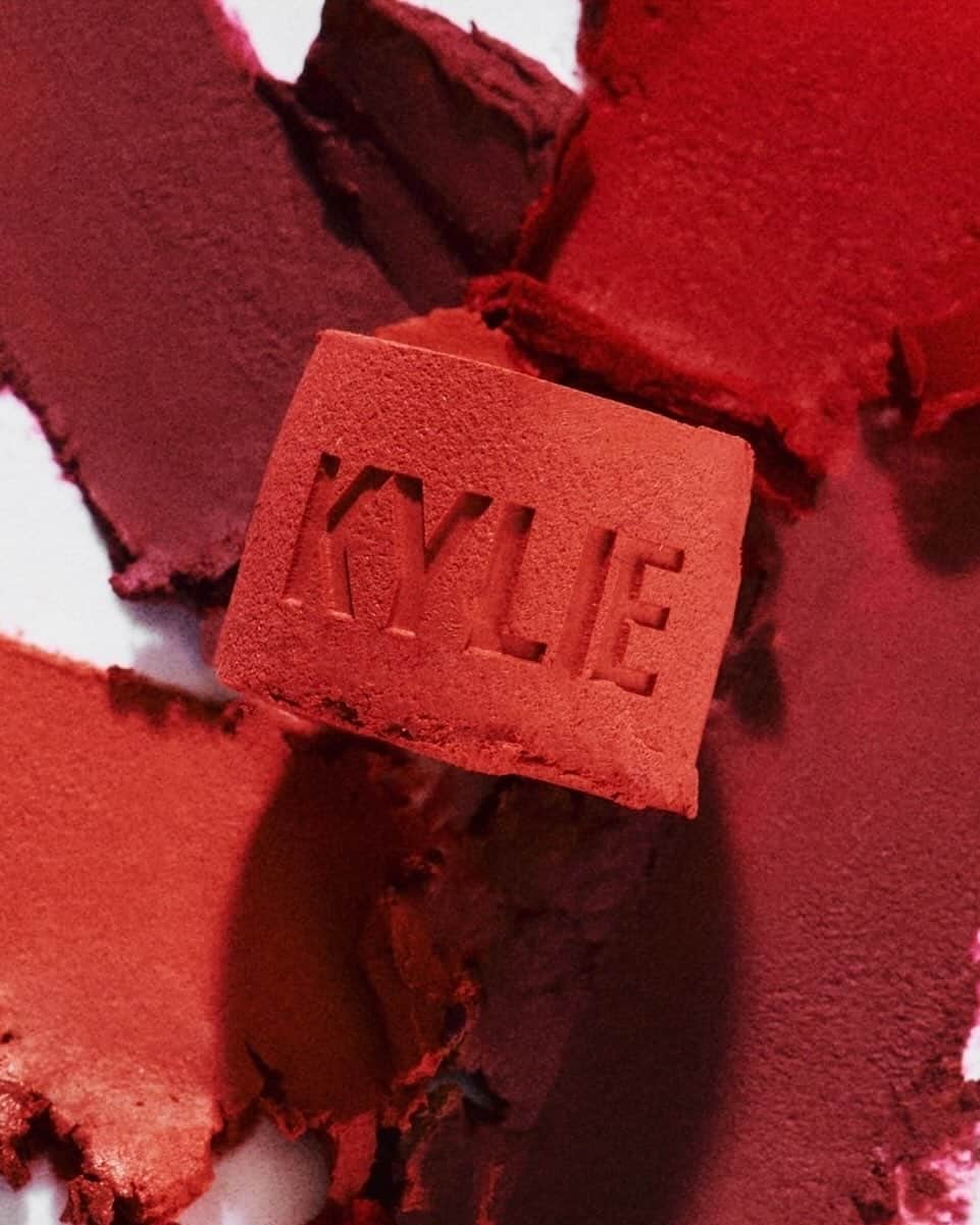 Kylie Cosmeticsさんのインスタグラム写真 - (Kylie CosmeticsInstagram)「every and all shades of red ❤️ find your perfect red lip for fall」10月27日 7時47分 - kyliecosmetics