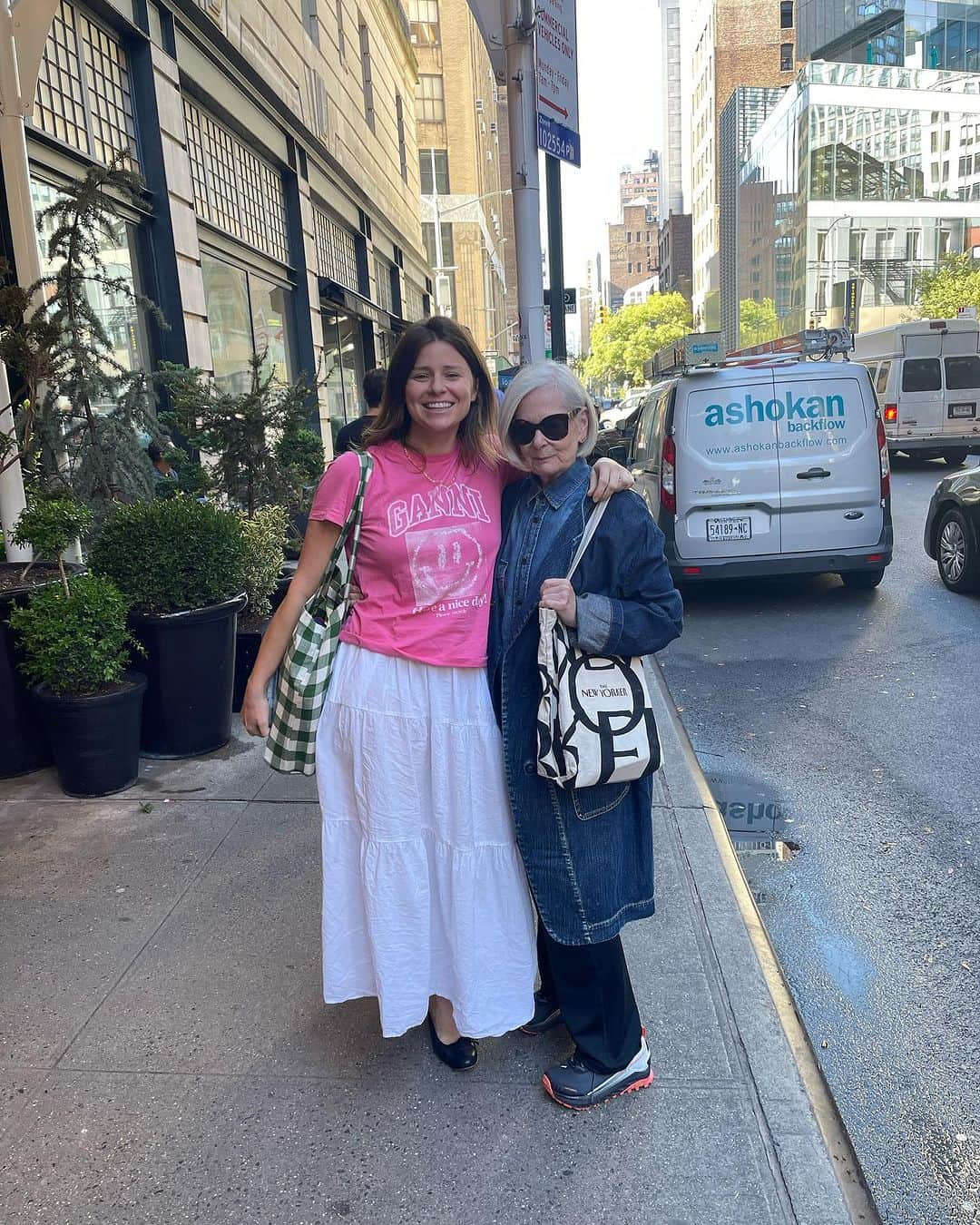 Accidental Iconのインスタグラム：「Two ex-influencers meet for coffee. All of a sudden it’s 3 hours later! Different generations, similar experiences. It feels so good to be known and understood. Thank you @leefromamerica ❤️❤️❤️」