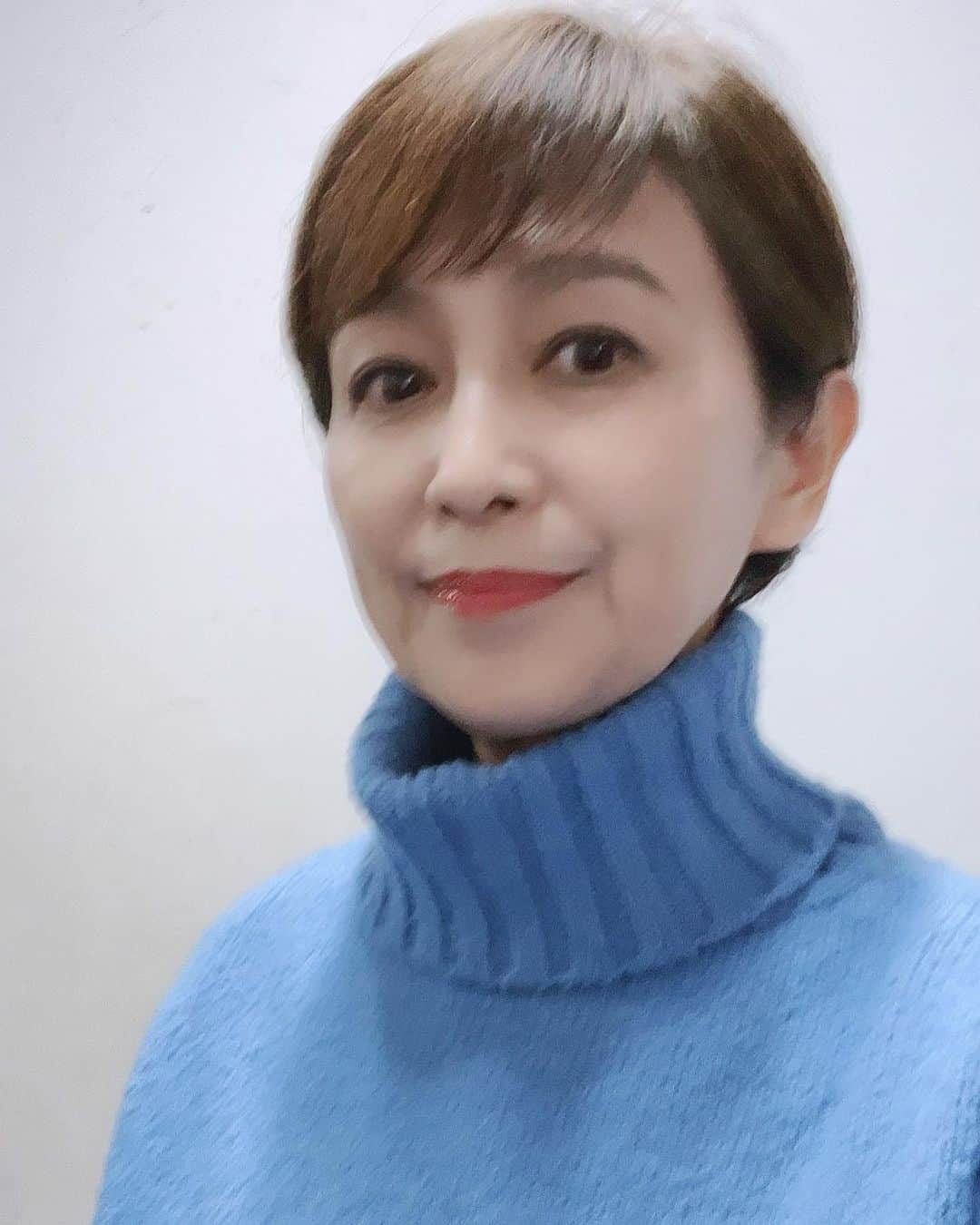 鈴木美香のインスタグラム：「. 無事に幕が開きまして 　 本日は3日目。 　 多くの友人達も観劇に来てくださり 本当に嬉しい限り。 　 舞台のことは裏方としても携わっているので色々知っていたつもりだったけれど 　 もっと奥深いものだということと スタッフの方々のサポートがどれだけ俳優にとって有難いものかということを 噛み締める日々。 　 10/31(火)まで、池袋シアターグリーンBOX in BOX にて。 　 作品の持つ力を感じていただけたら幸いです。 　 #波のバッキャロー  #波バカ  #鈴木美香」