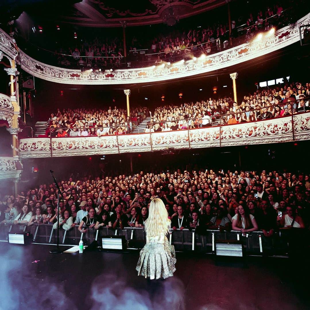 メイジー・ピーターズのインスタグラム：「dublin what a dream - i graduated, played a brand new song for the first time AND i became ed sheran 🥰 thank u for the guinness and for acknowledging the validity of my 1/8th irish <3」