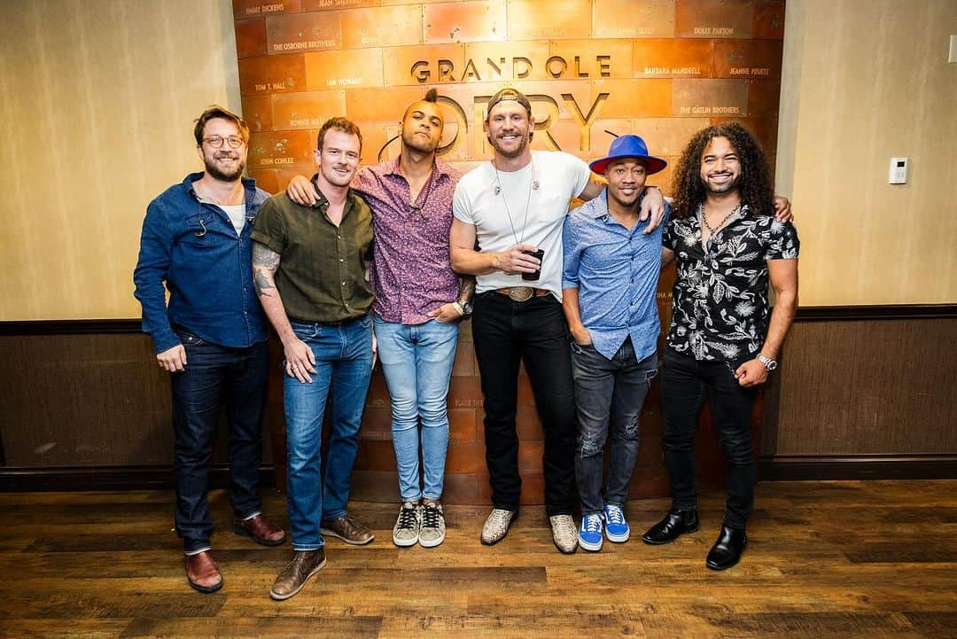 チェイス・ライスさんのインスタグラム写真 - (チェイス・ライスInstagram)「Being a part of @jonpardi induction as the newest member of the Grand Ole Opry was awesome. He's one of my favorite people in our business and I'm so happy for him. Congrats buddy. 📸: @evan_destefano」10月27日 7時52分 - chaserice