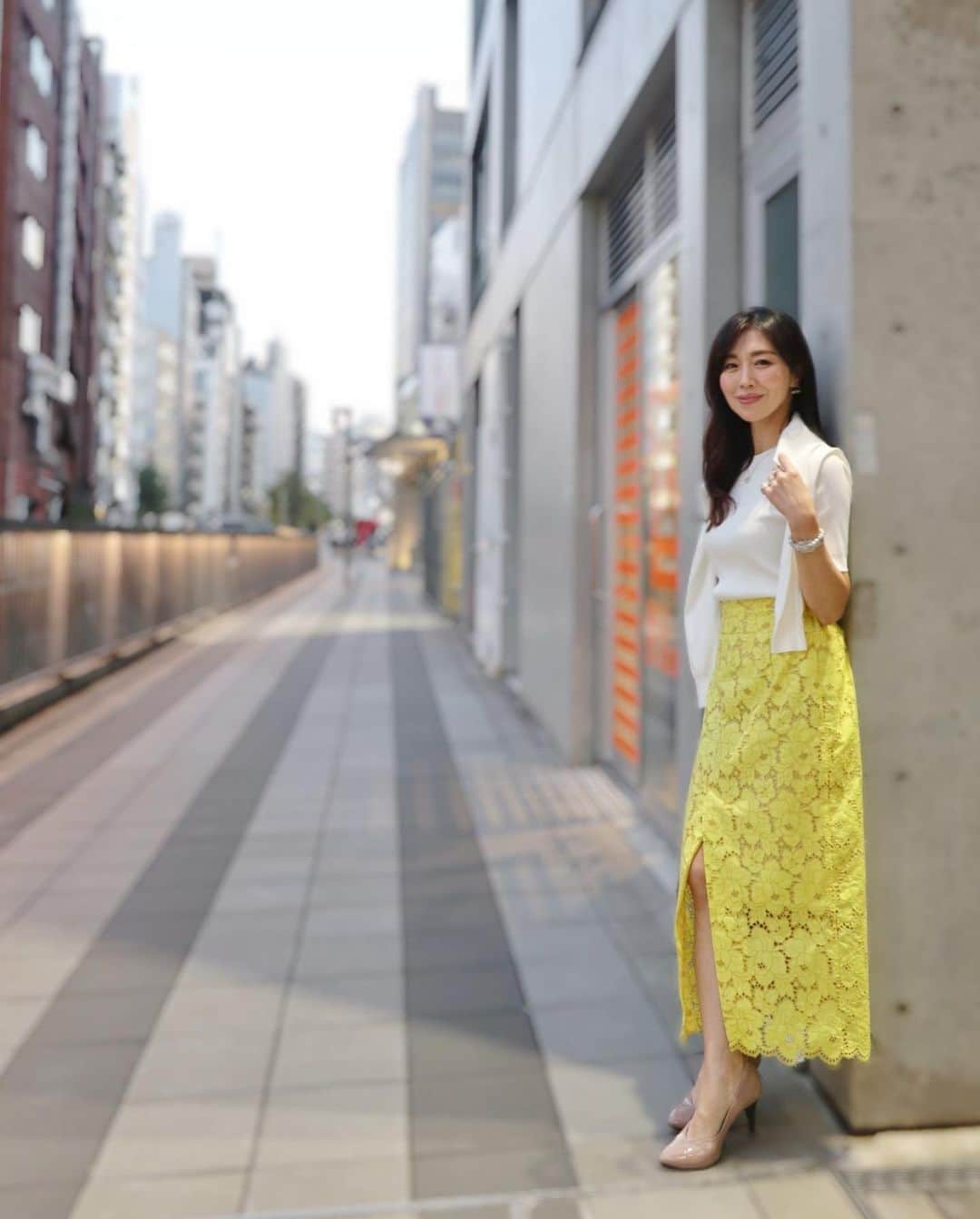 ImotoEtsuyo さんのインスタグラム写真 - (ImotoEtsuyo Instagram)「#おはようございます  ・ ・ #いつかのコーデ  この時はまだ半袖で過ごせていました。 ・  ・ 刺繍のスカート は @setaichiro_official の物。 黄色がきれい。 ・ #bag → @fendi  #shoes → @kibera_official   #fashion  #コーデ #アラフィフ  #アラフィフコーデ  #アラフィフファッション  #綺麗め #きれいめコーデ  #大人コーデ  #大人ファッション」10月27日 8時07分 - bisuhada