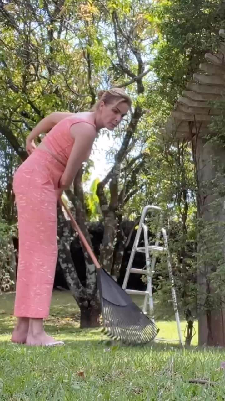 Ana Hickmannのインスタグラム：「Ana jardineira ataca novamente 👩🏼‍🌾. Sempre que sobra um tempinho, corro pro meu jardim pra cuidar das minhas plantas. Plantei cada árvore 🌳 que tem aqui em casa e no vídeo de hoje mostrei como eu faço a poda e também planto as minhas orquídeas. Eu amo!!   O vídeo completo está em YouTube.com/AnaHickmann   #canalanahickmann #orquidea #flor #jardinagem #jardim #anahickmann」